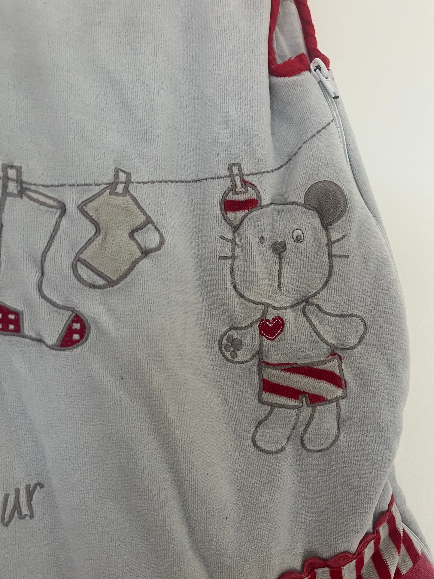 Gigoteuse velours gris et rouge « doudous du jour » - 0/6 mois