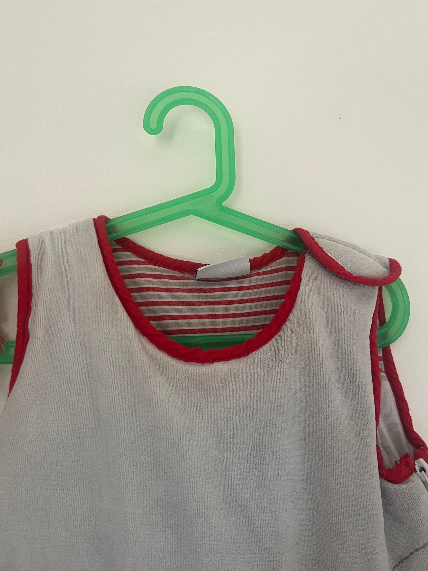 Gigoteuse velours gris et rouge « doudous du jour » - 0/6 mois