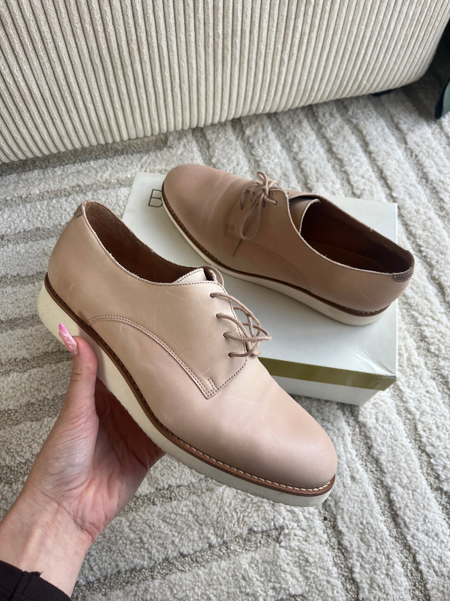 Paire de derbies rose pale avec semelle blanche en cuir Bocage - pointure 40