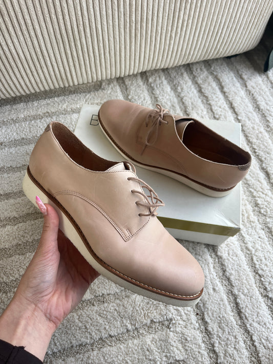 Paire de derbies rose pale avec semelle blanche en cuir Bocage - pointure 40