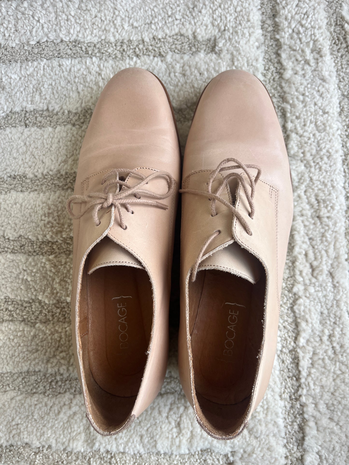 Paire de derbies rose pale avec semelle blanche en cuir Bocage - pointure 40