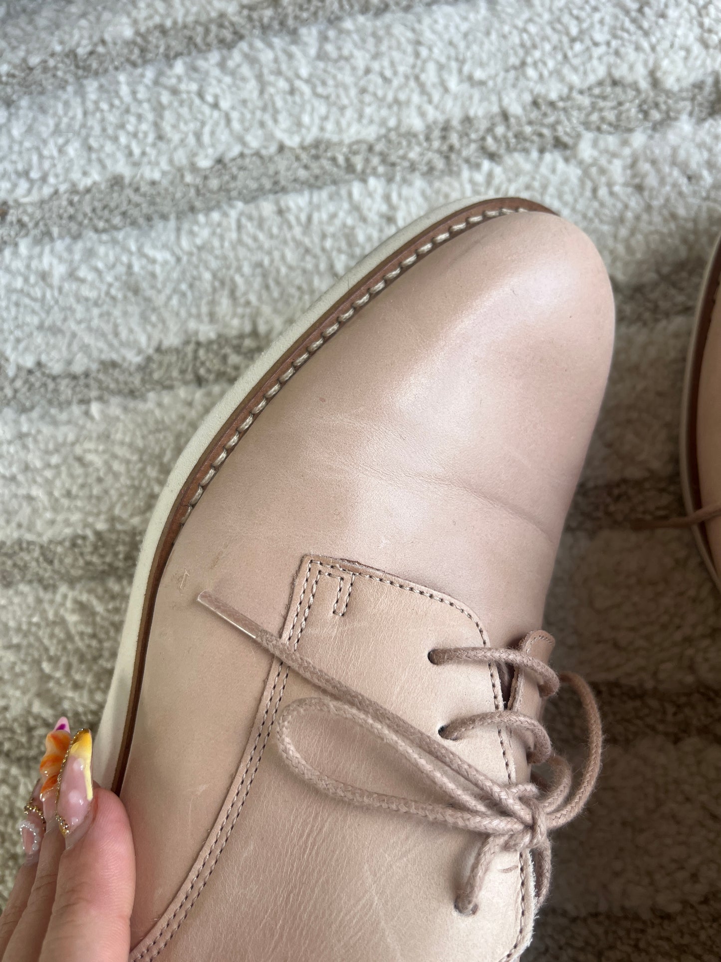 Paire de derbies rose pale avec semelle blanche en cuir Bocage - pointure 40