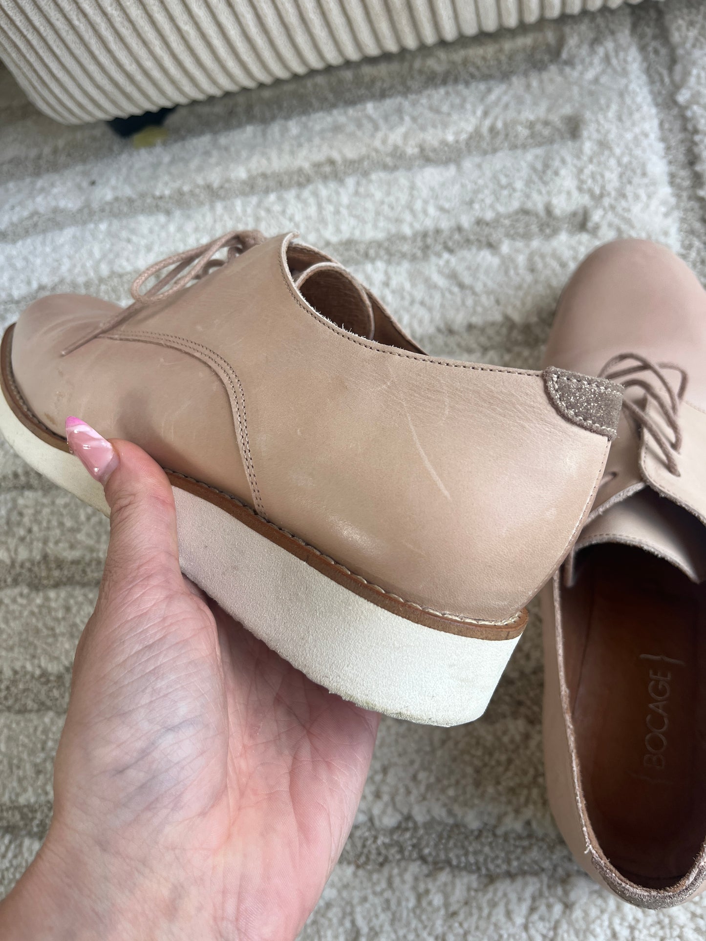 Paire de derbies rose pale avec semelle blanche en cuir Bocage - pointure 40