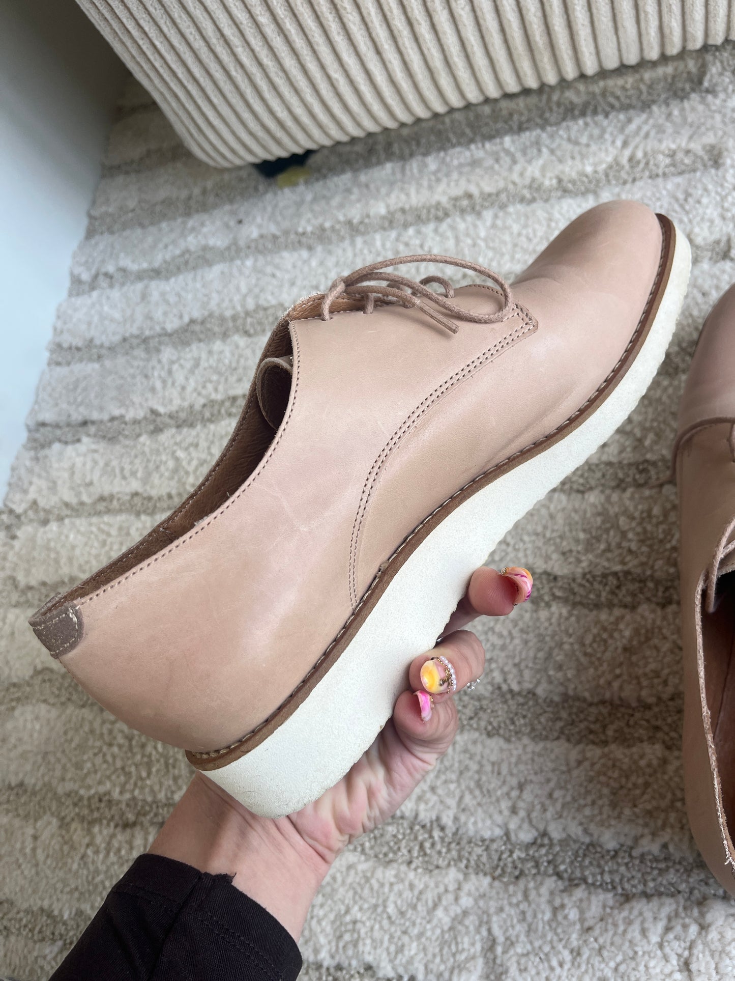 Paire de derbies rose pale avec semelle blanche en cuir Bocage - pointure 40