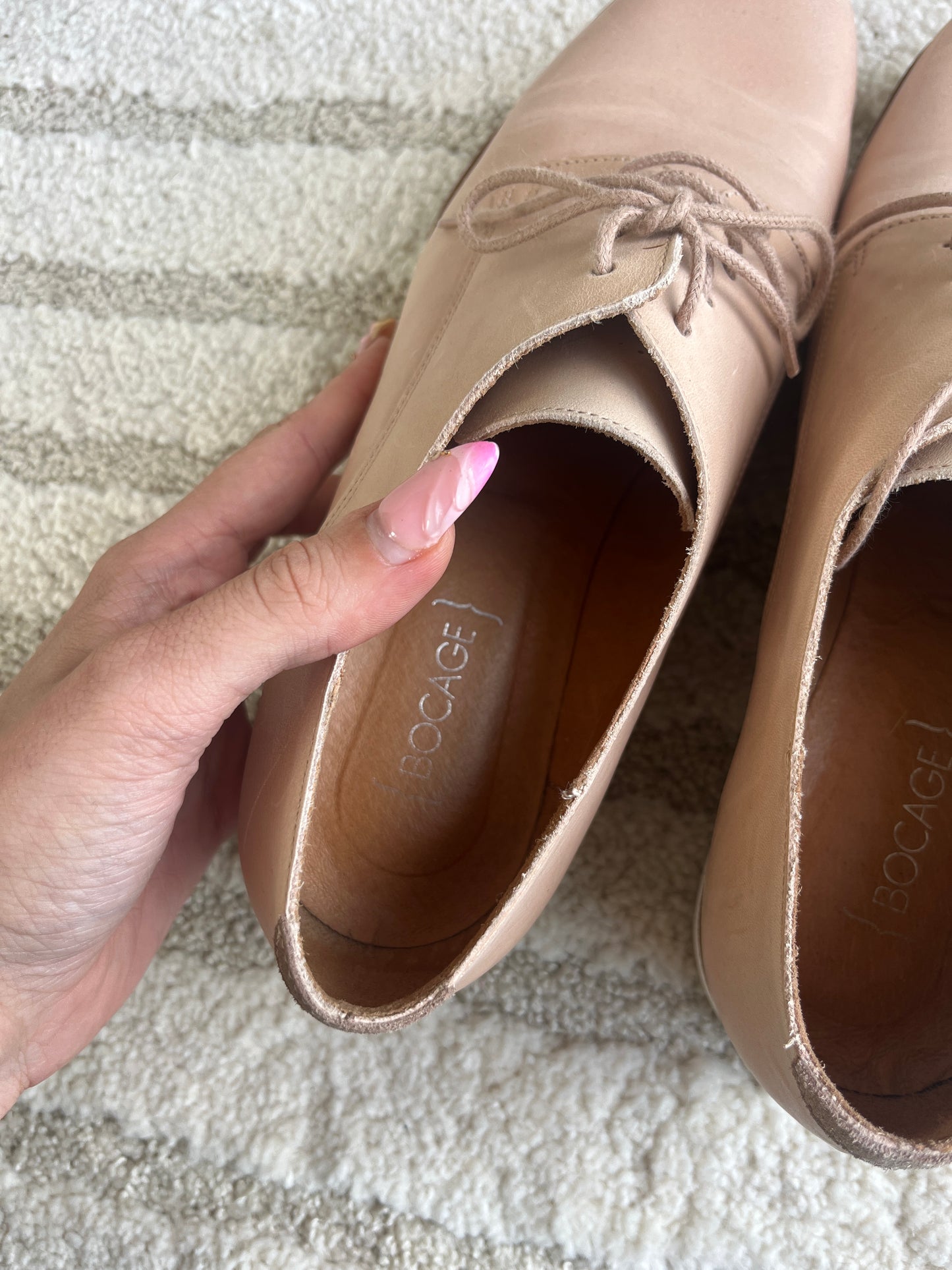 Paire de derbies rose pale avec semelle blanche en cuir Bocage - pointure 40