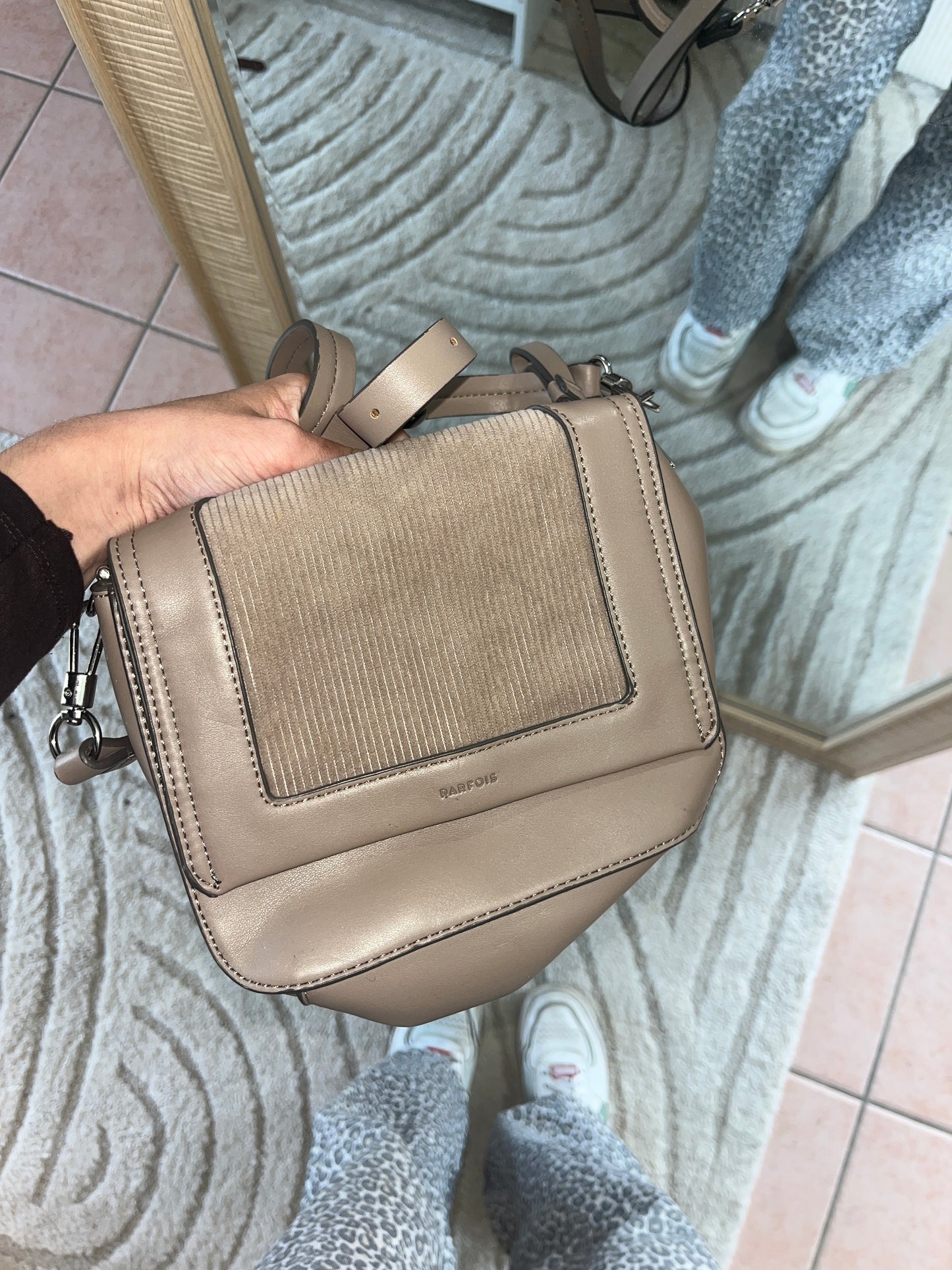 Sac à main taupe avec détail en velours Parfois