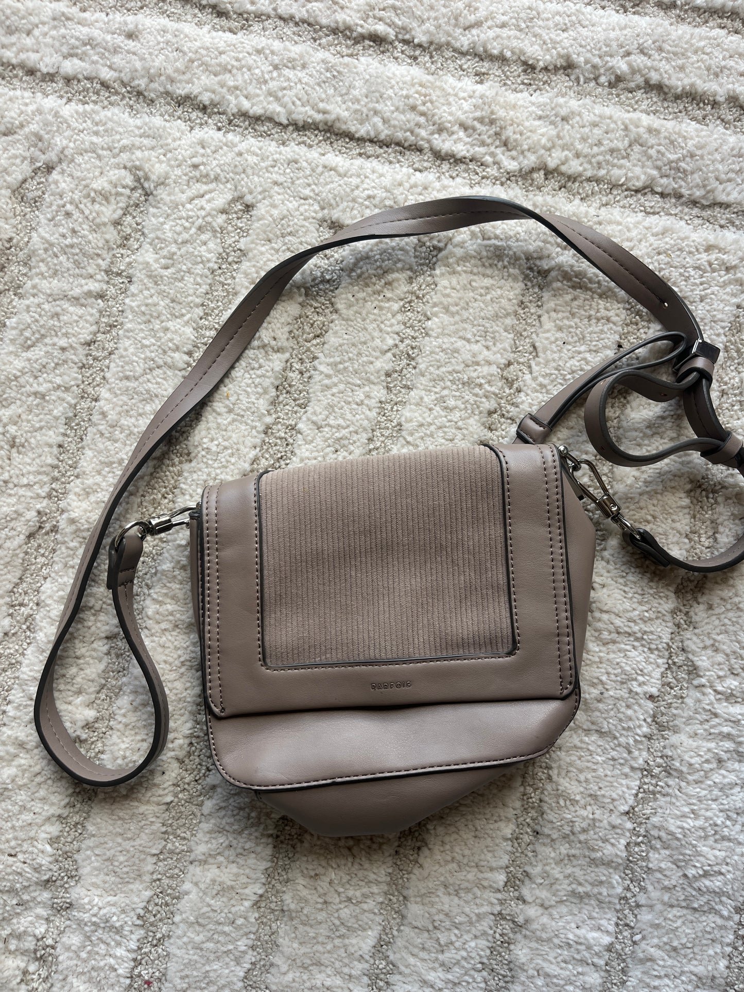 Sac à main taupe avec détail en velours Parfois