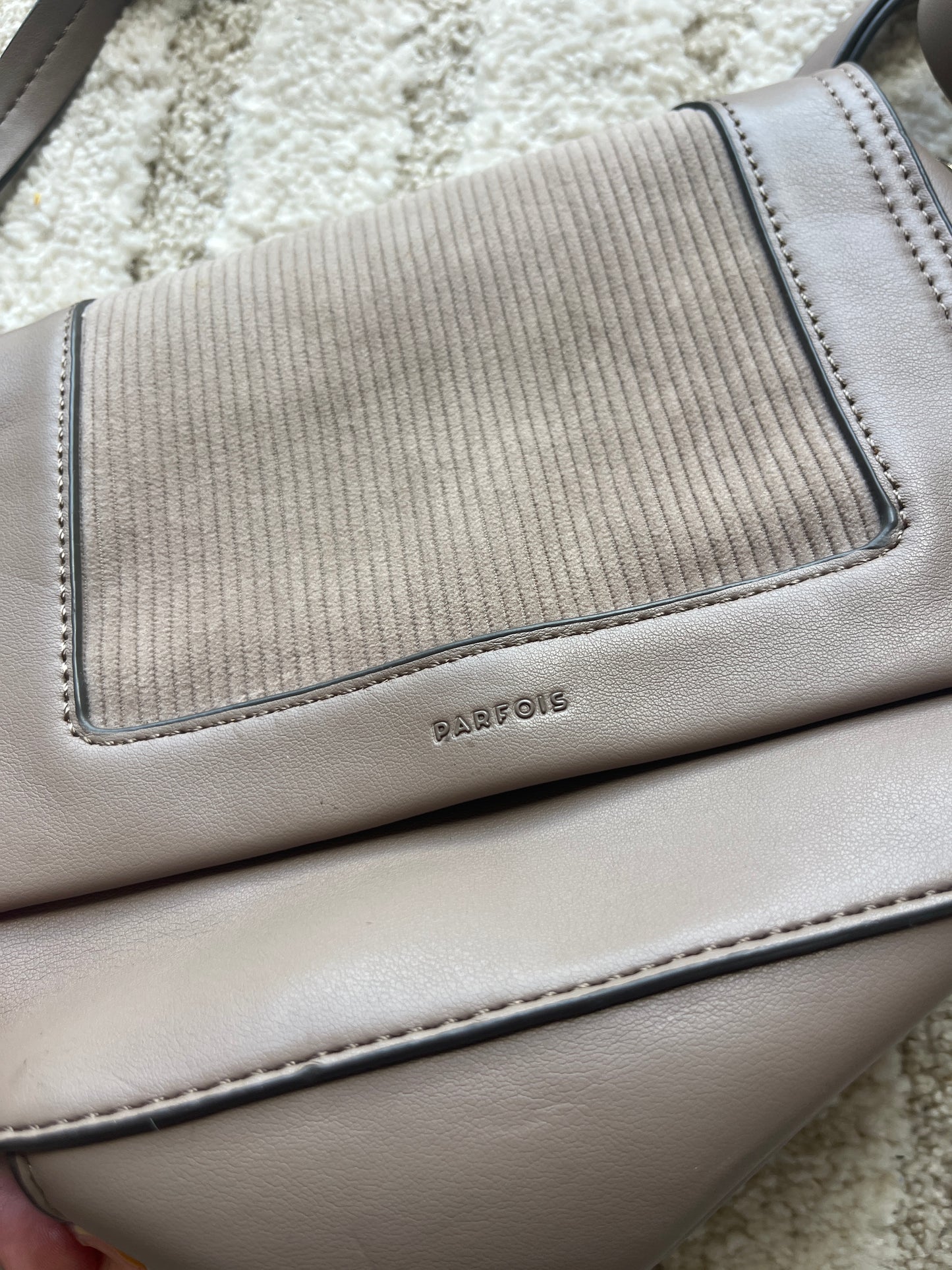 Sac à main taupe avec détail en velours Parfois