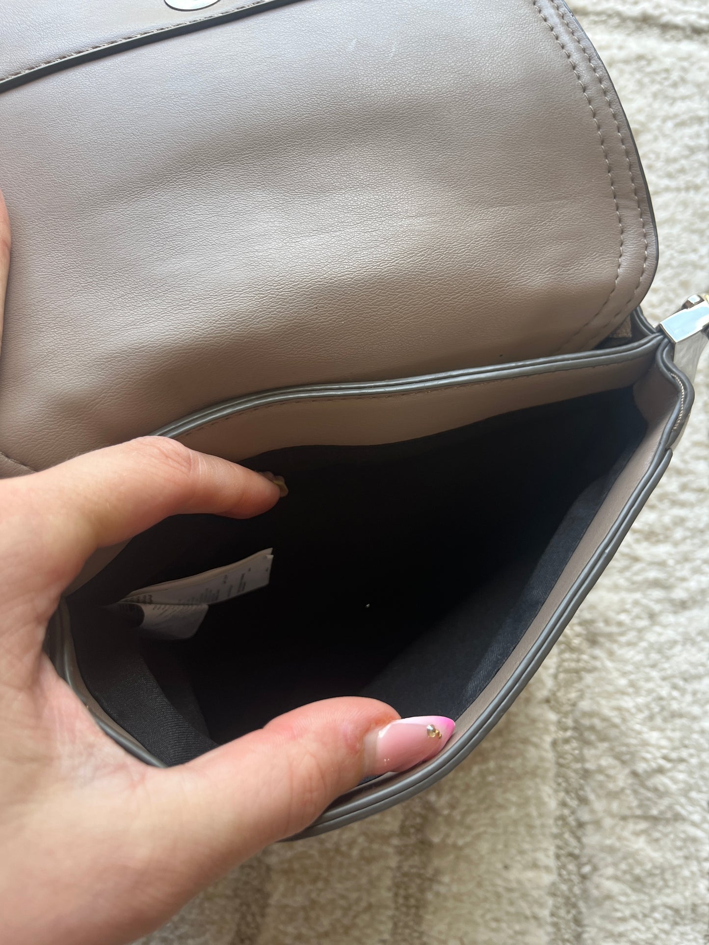 Sac à main taupe avec détail en velours Parfois