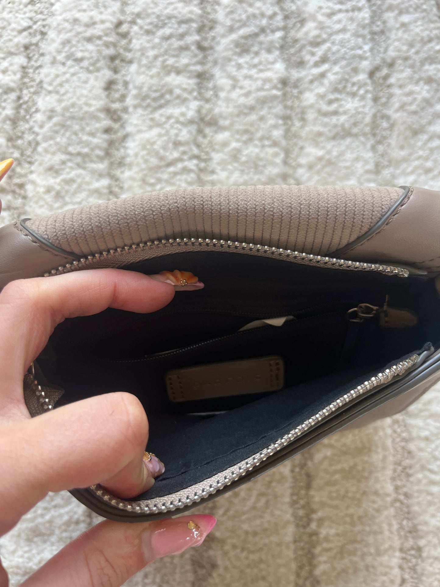Sac à main taupe avec détail en velours Parfois