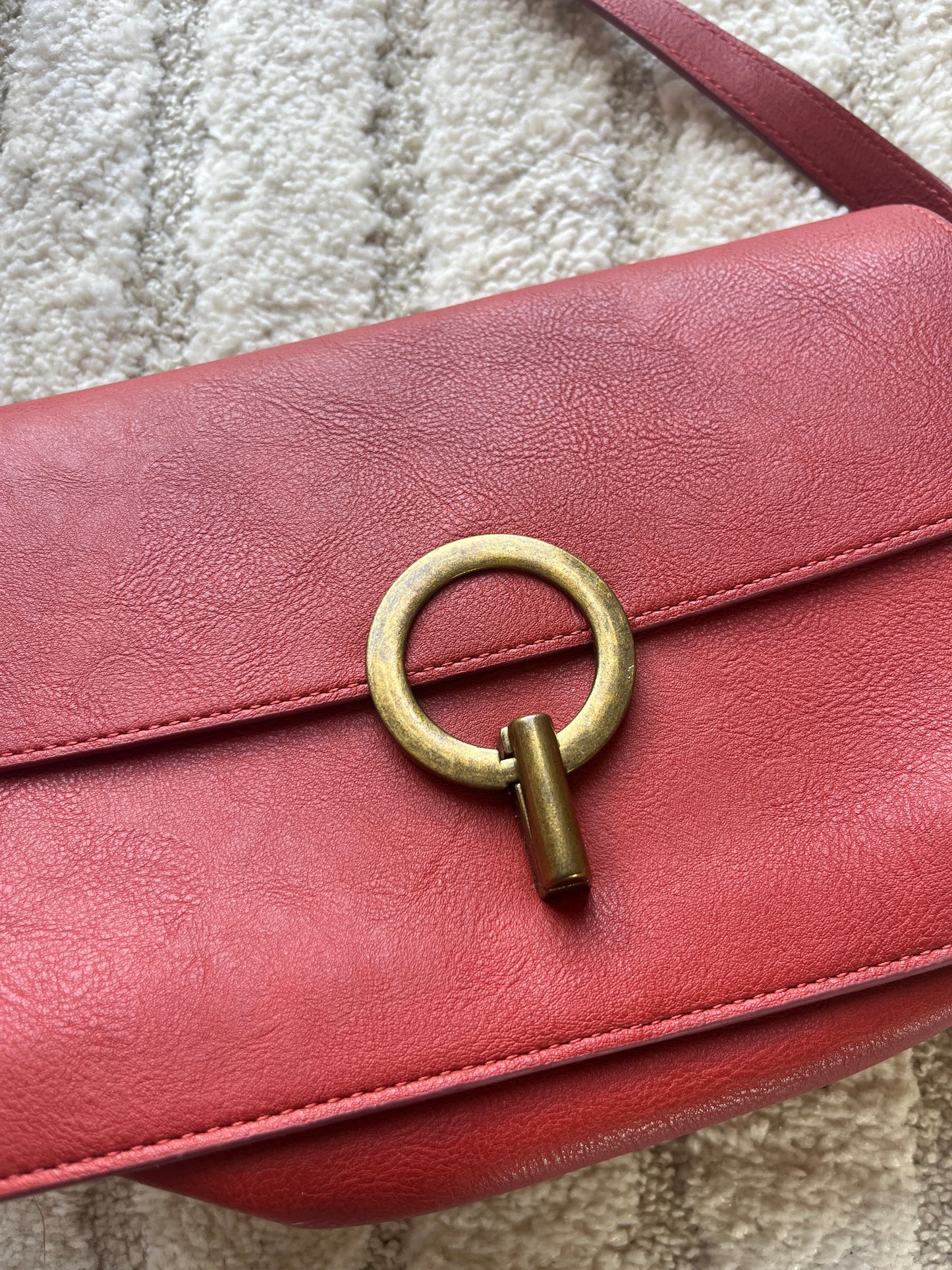 Sac à main corail avec boucle doré Bonobo