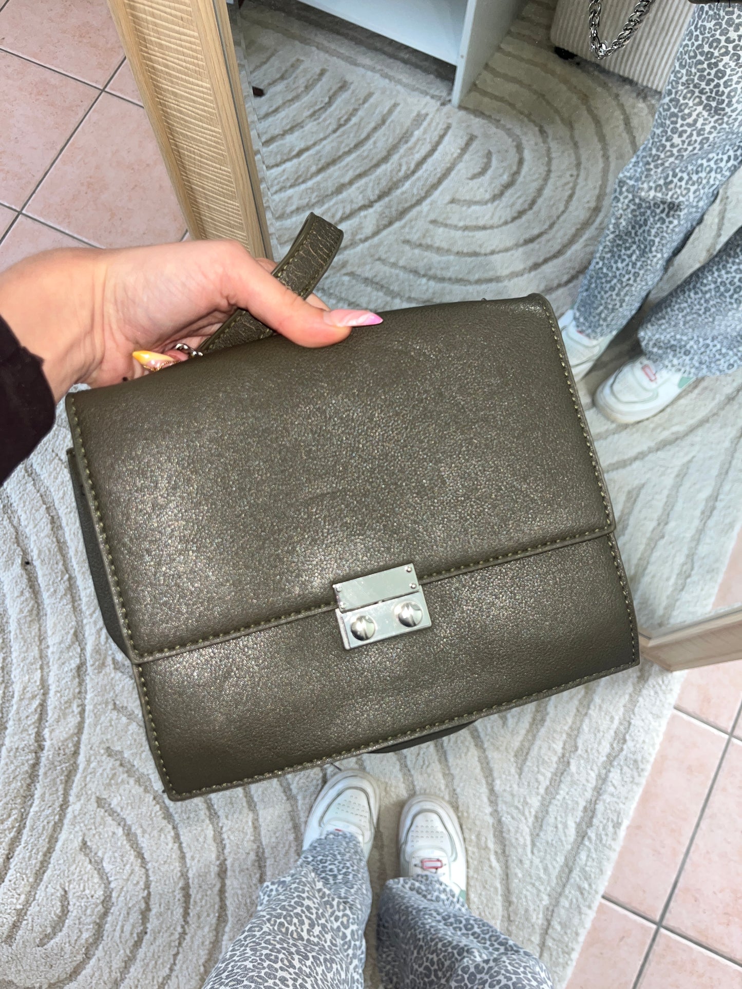 Sac à main kaki avec chaîne Pièces