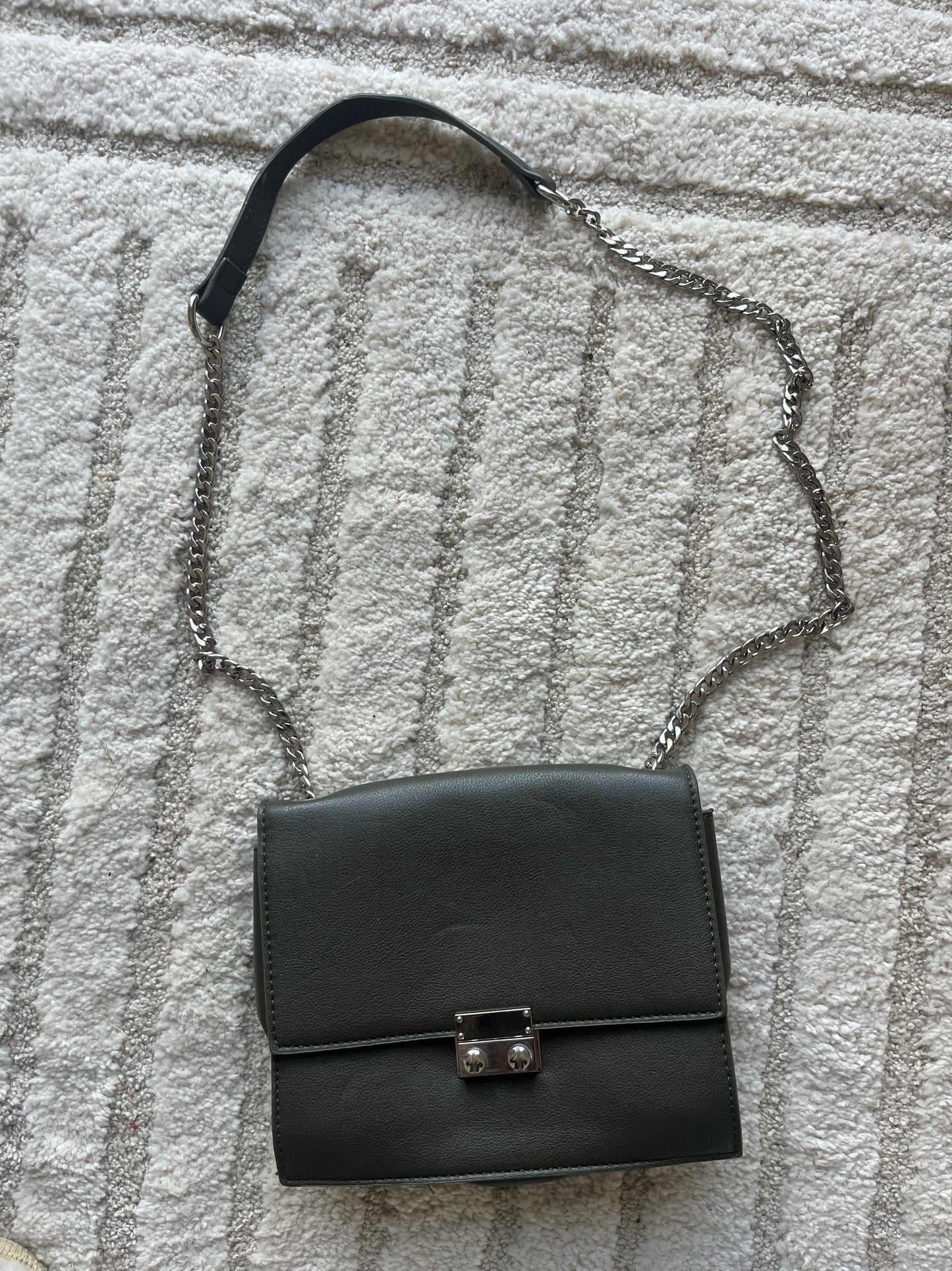 Sac à main kaki avec chaîne Pièces