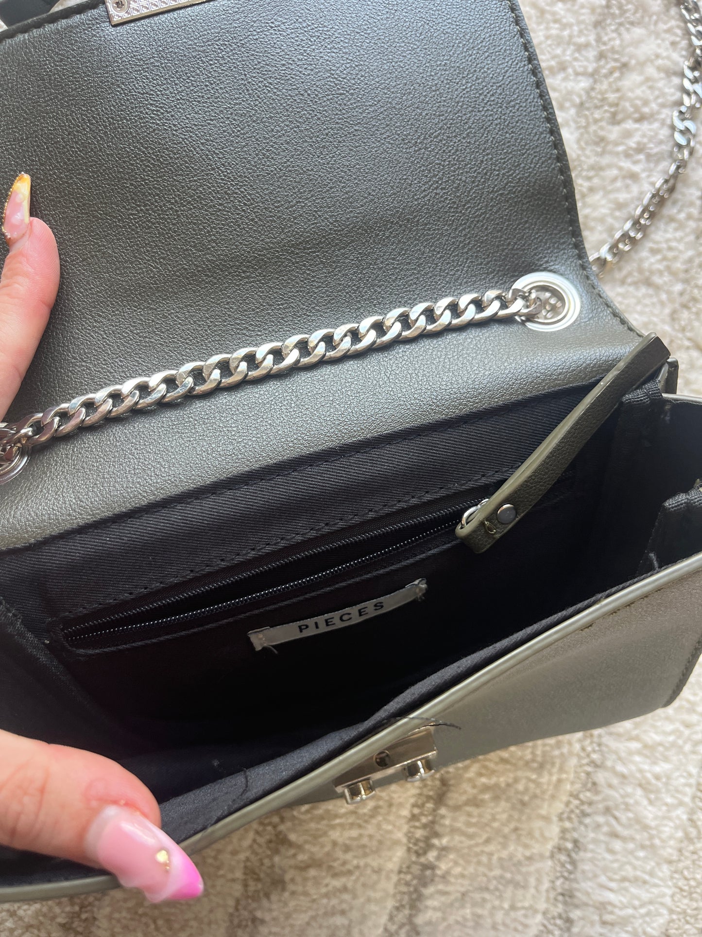 Sac à main kaki avec chaîne Pièces