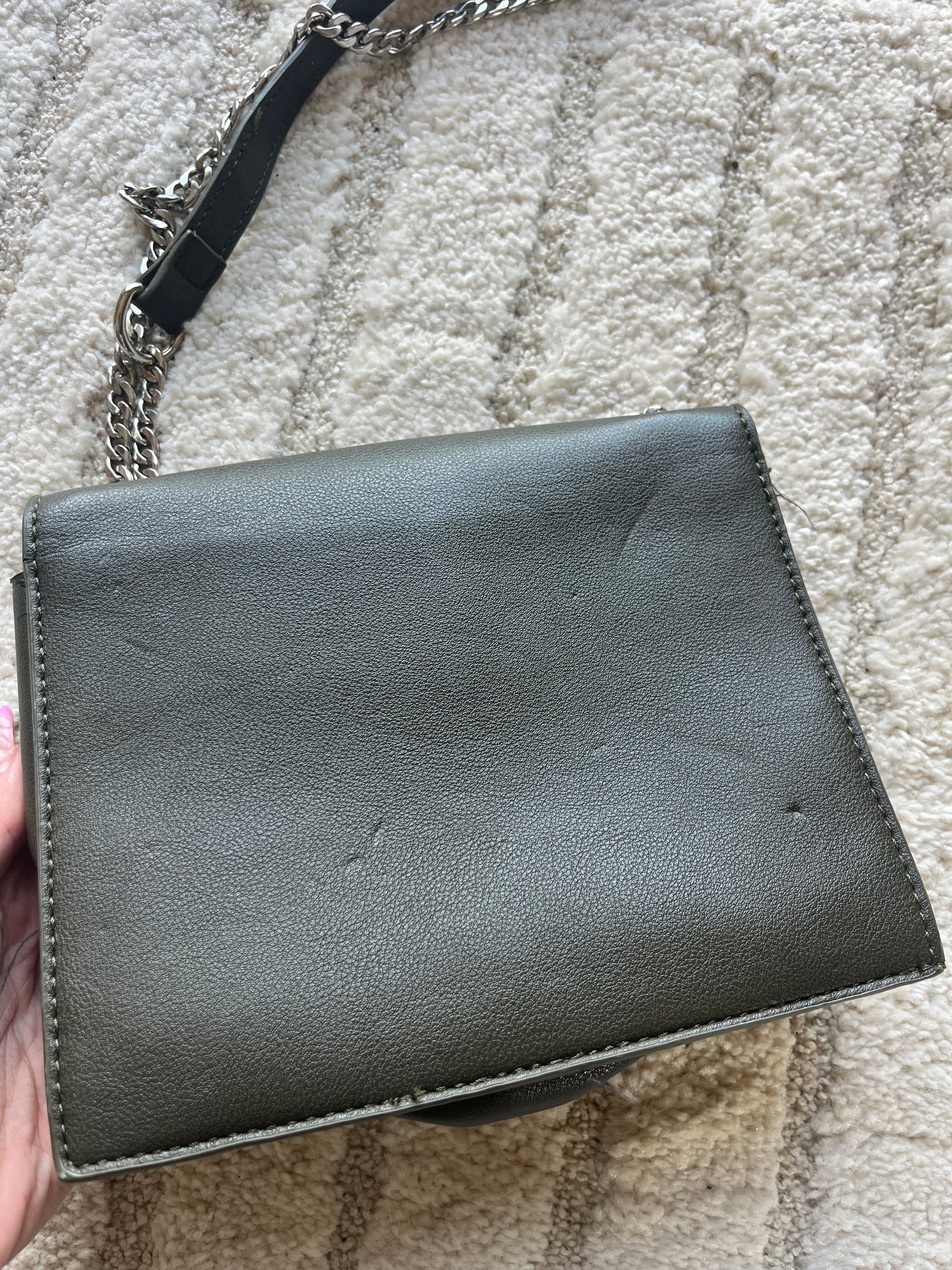 Sac à main kaki avec chaîne Pièces