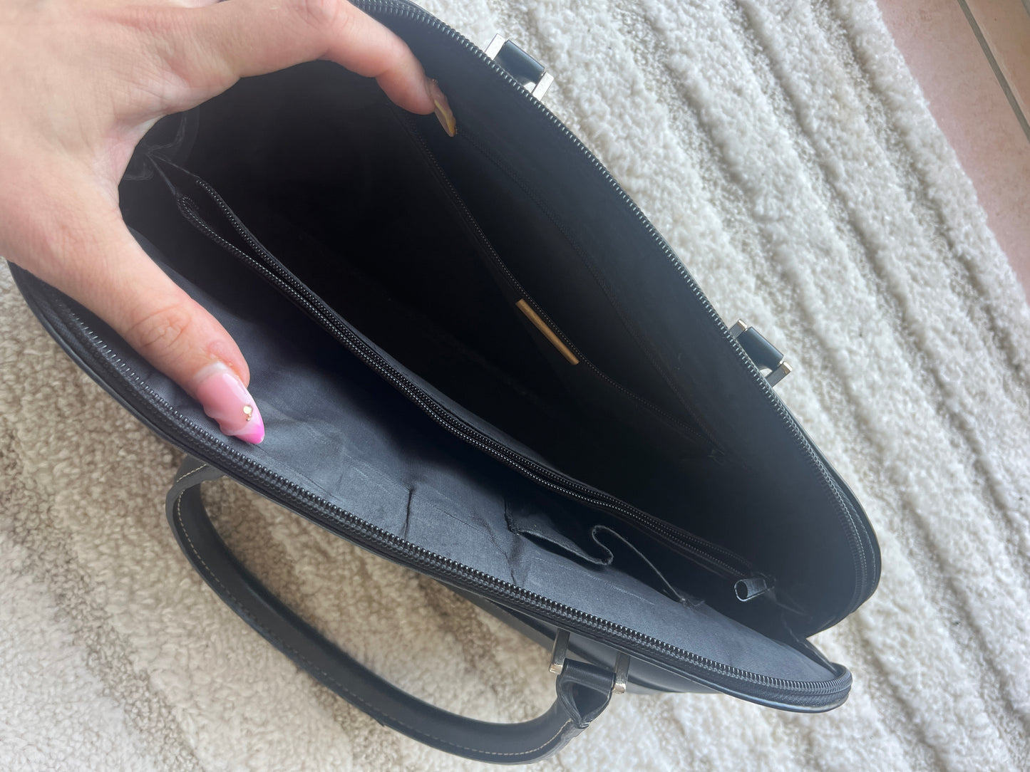 Sac rectangulaire noir en simili cuir