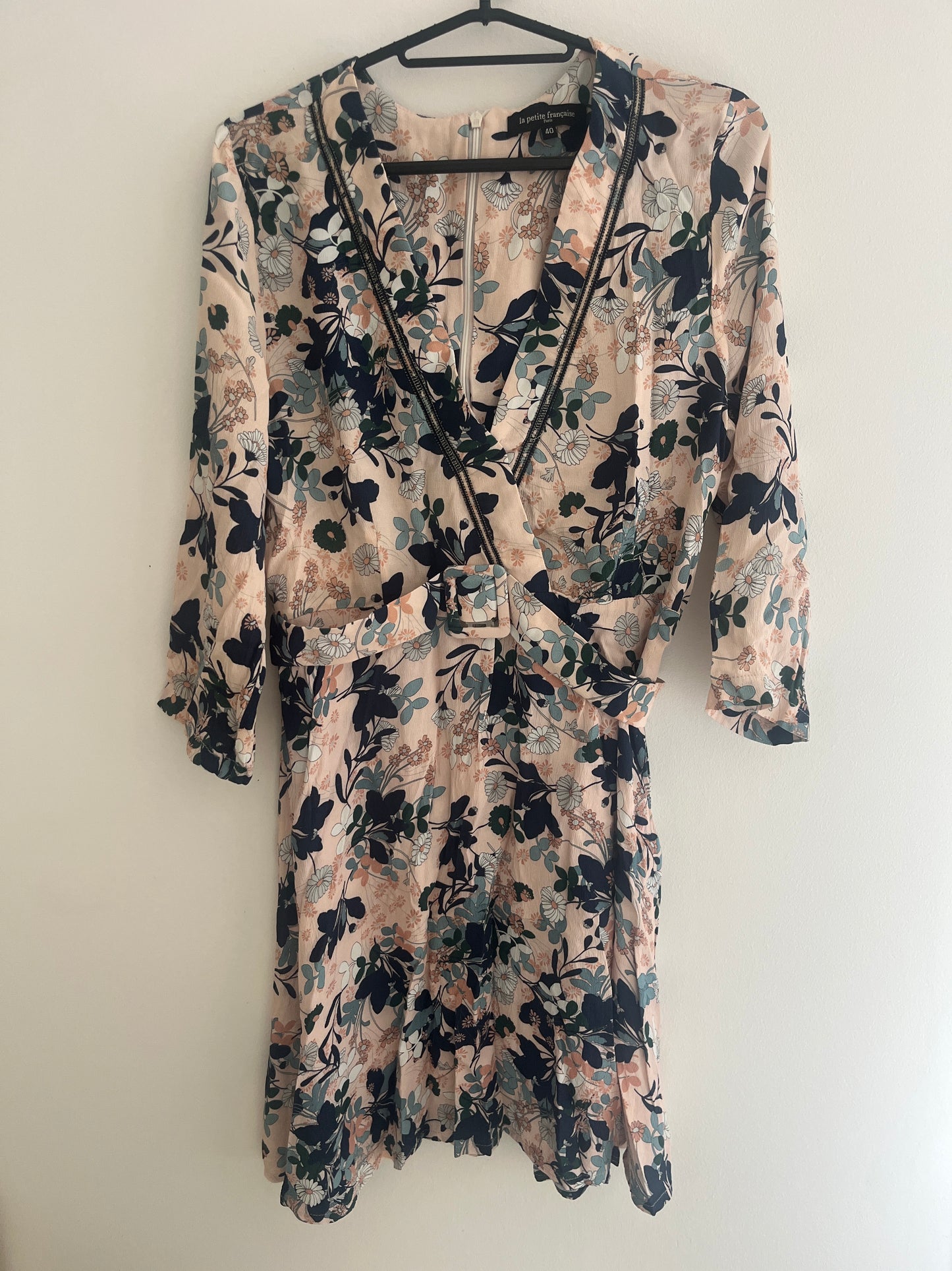 Robe légère ceinturée rose et fleurs La Petite Française - 40