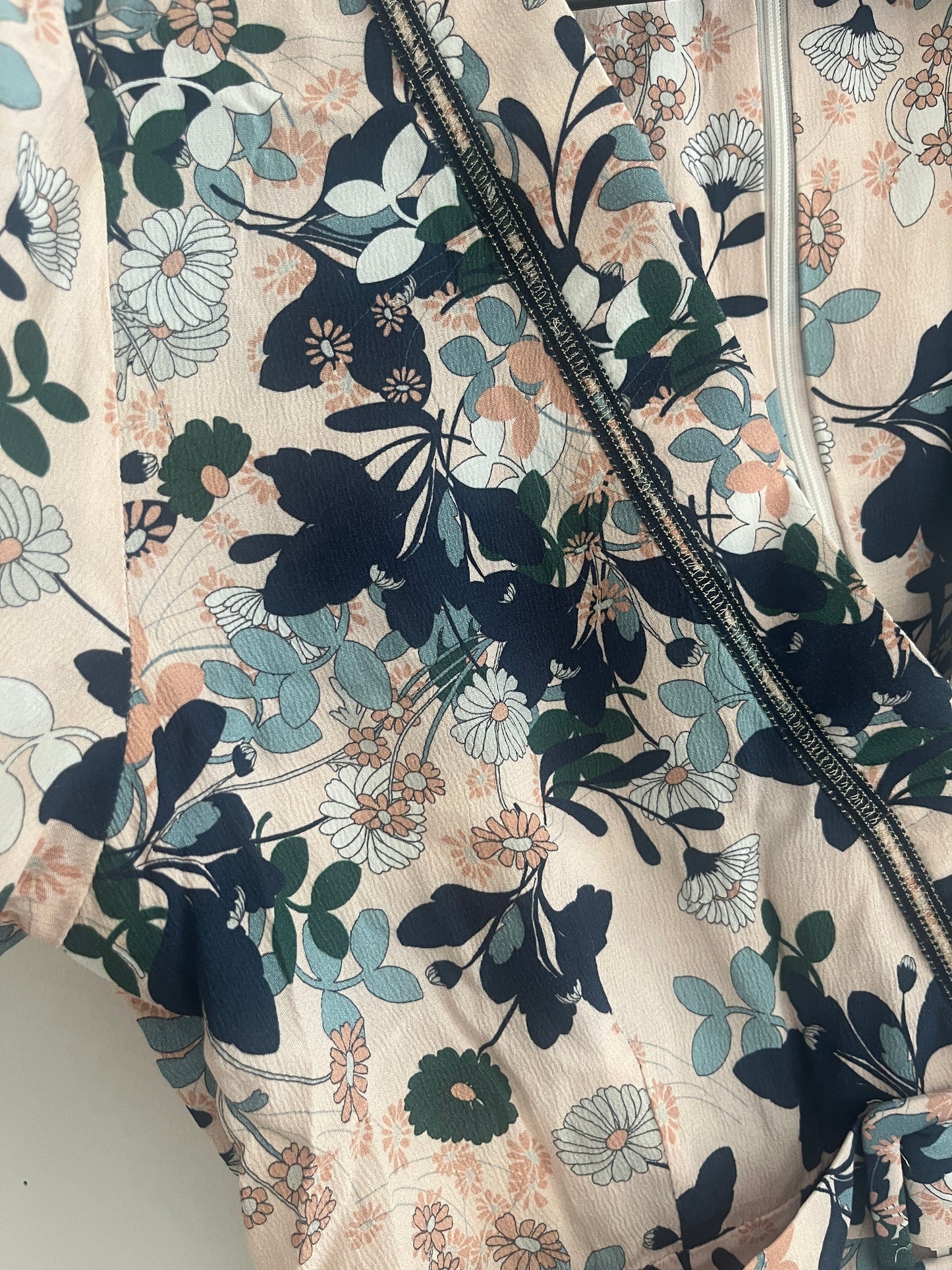 Robe légère ceinturée rose et fleurs La Petite Française - 40