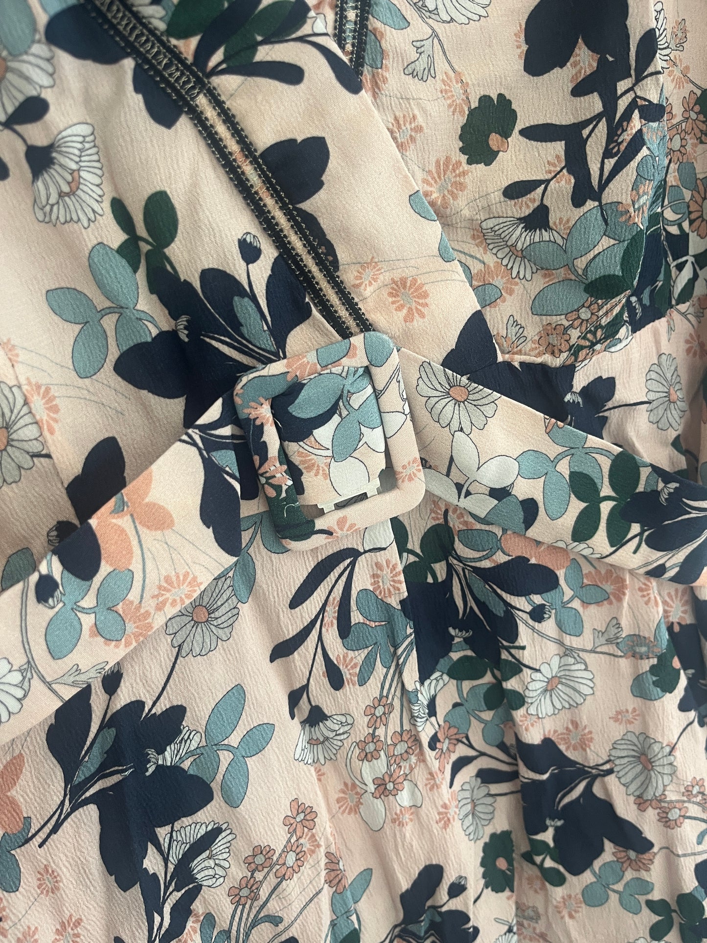 Robe légère ceinturée rose et fleurs La Petite Française - 40