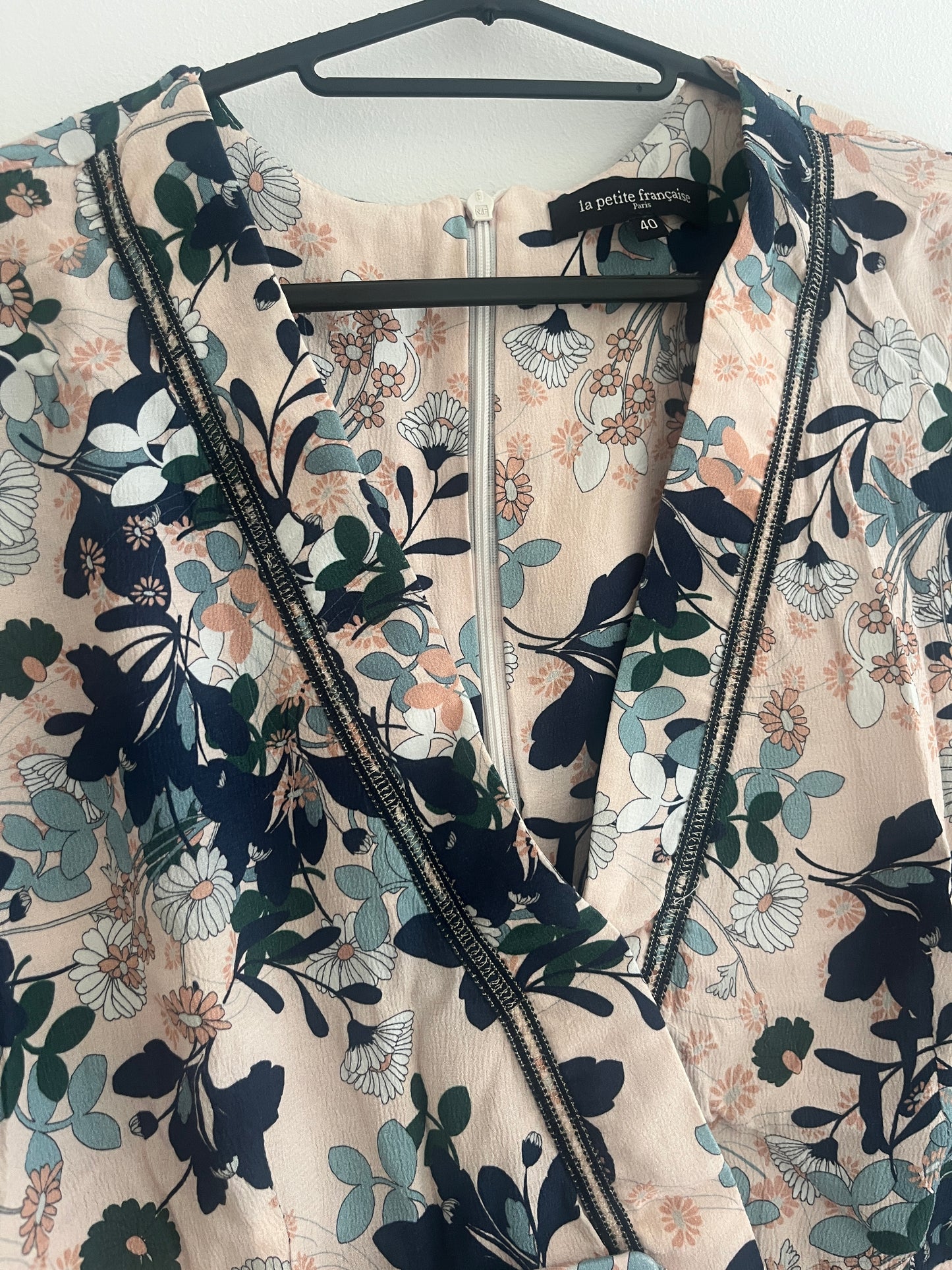 Robe légère ceinturée rose et fleurs La Petite Française - 40