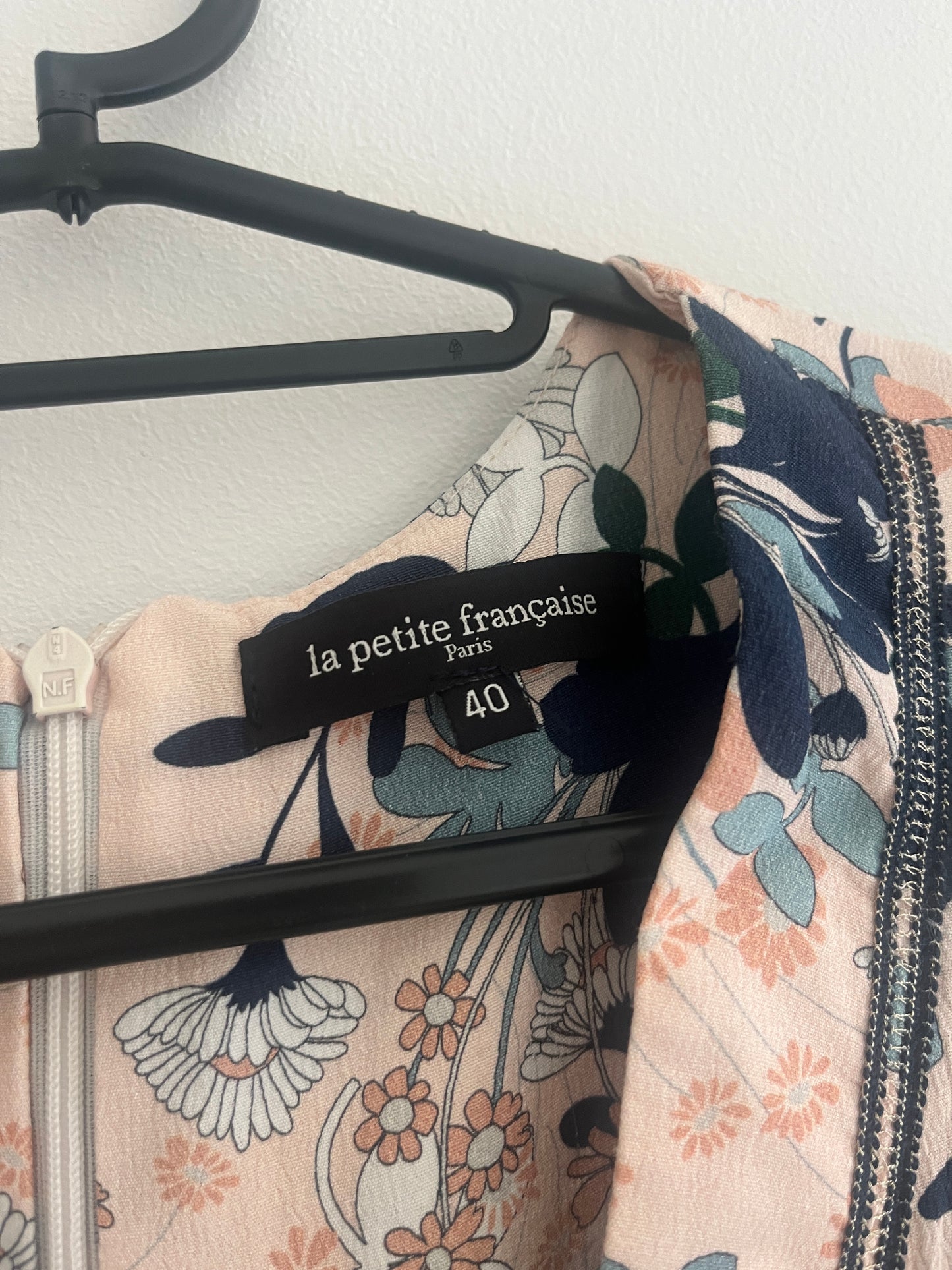 Robe légère ceinturée rose et fleurs La Petite Française - 40