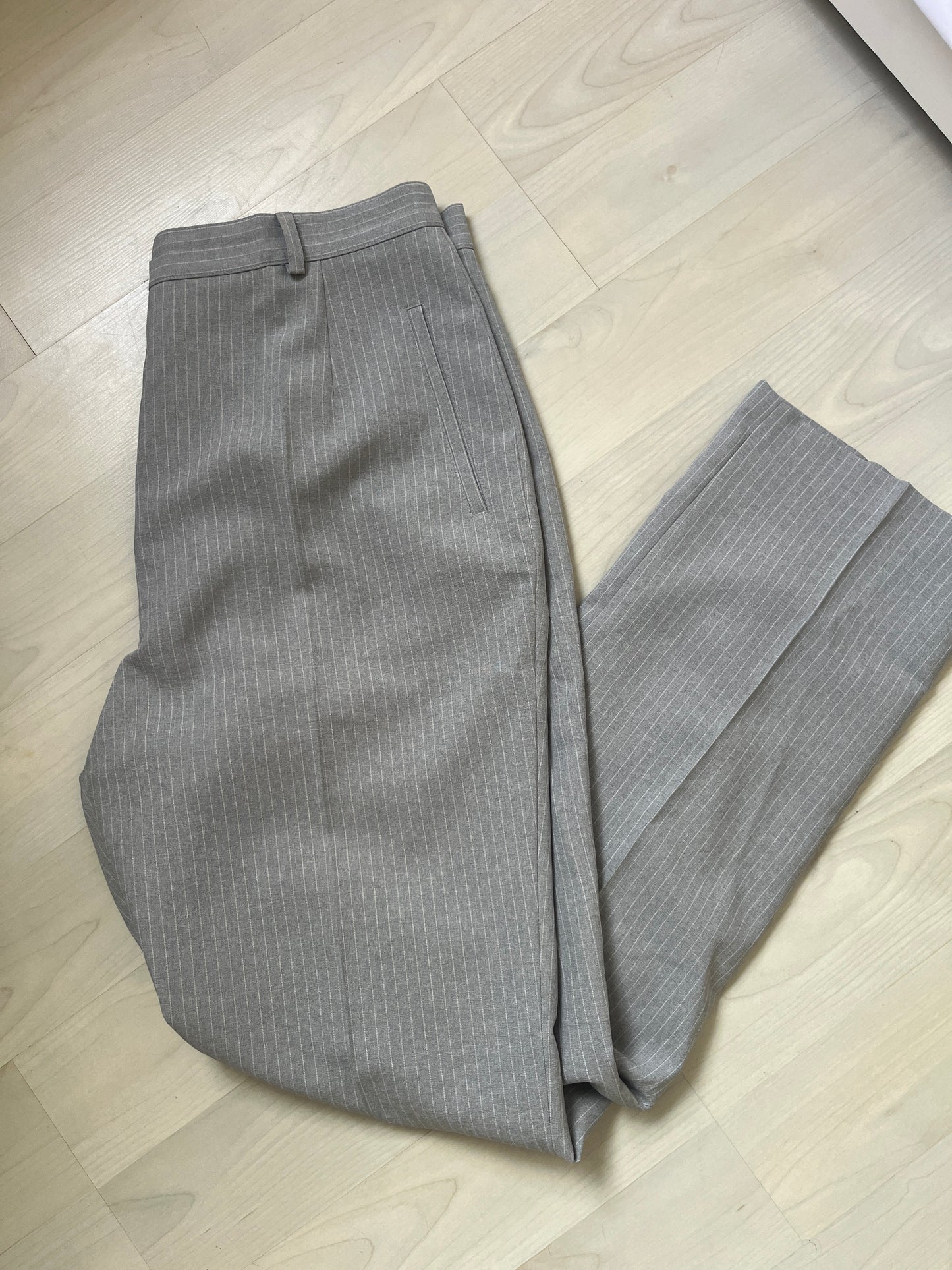 Pantalon à pinces gris et rayures blanches - 42