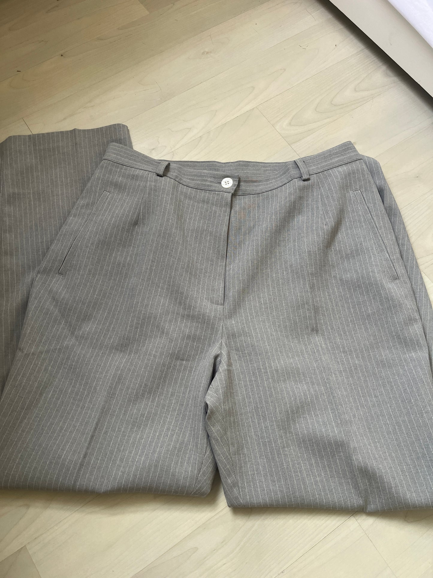 Pantalon à pinces gris et rayures blanches - 42
