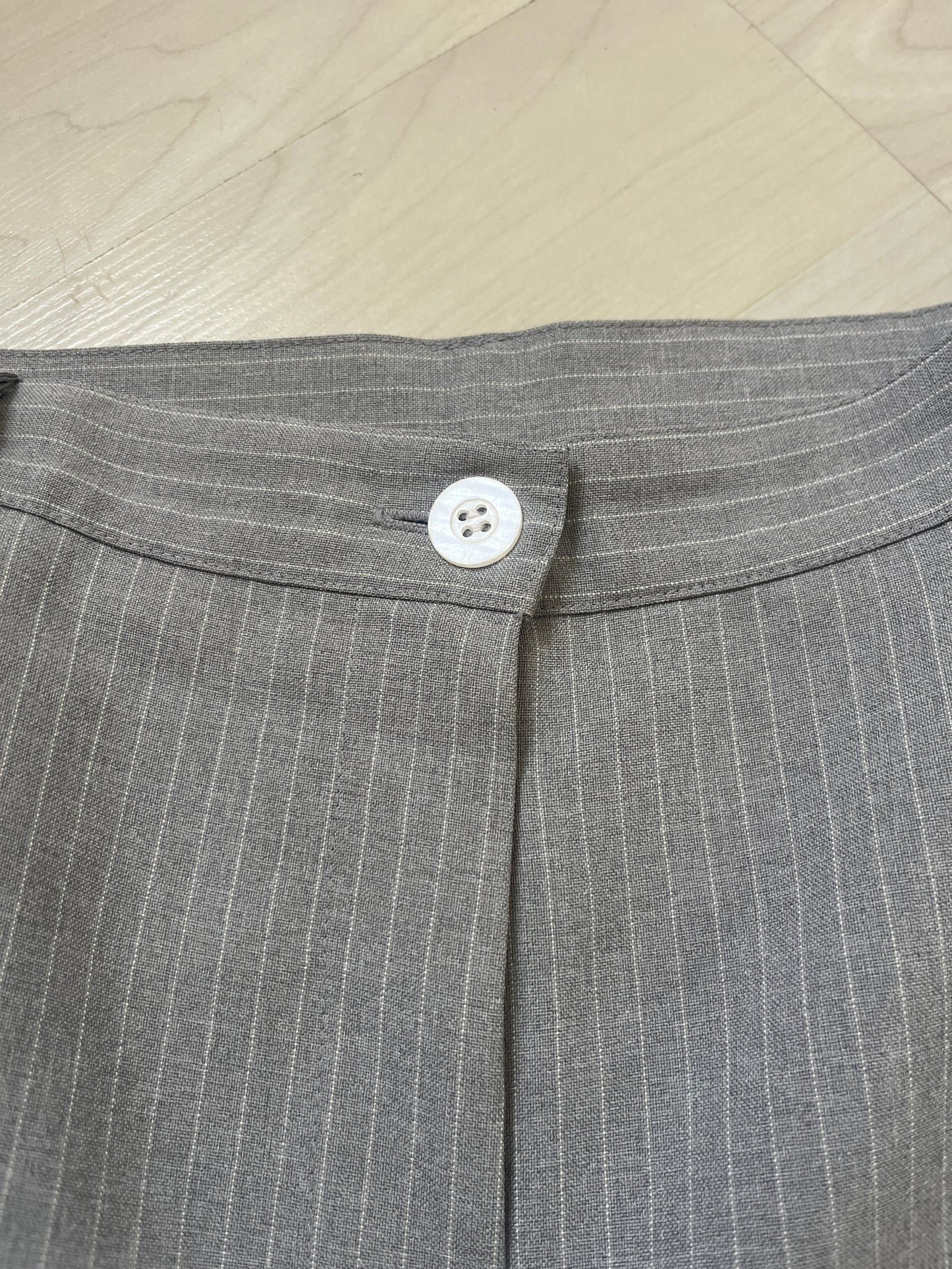 Pantalon à pinces gris et rayures blanches - 42