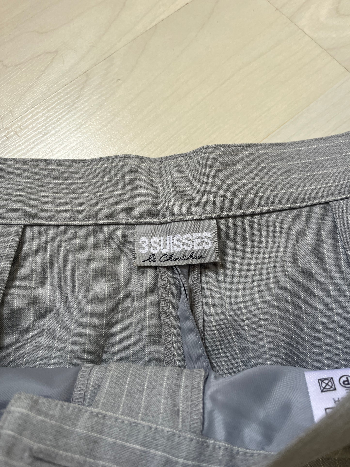 Pantalon à pinces gris et rayures blanches - 42