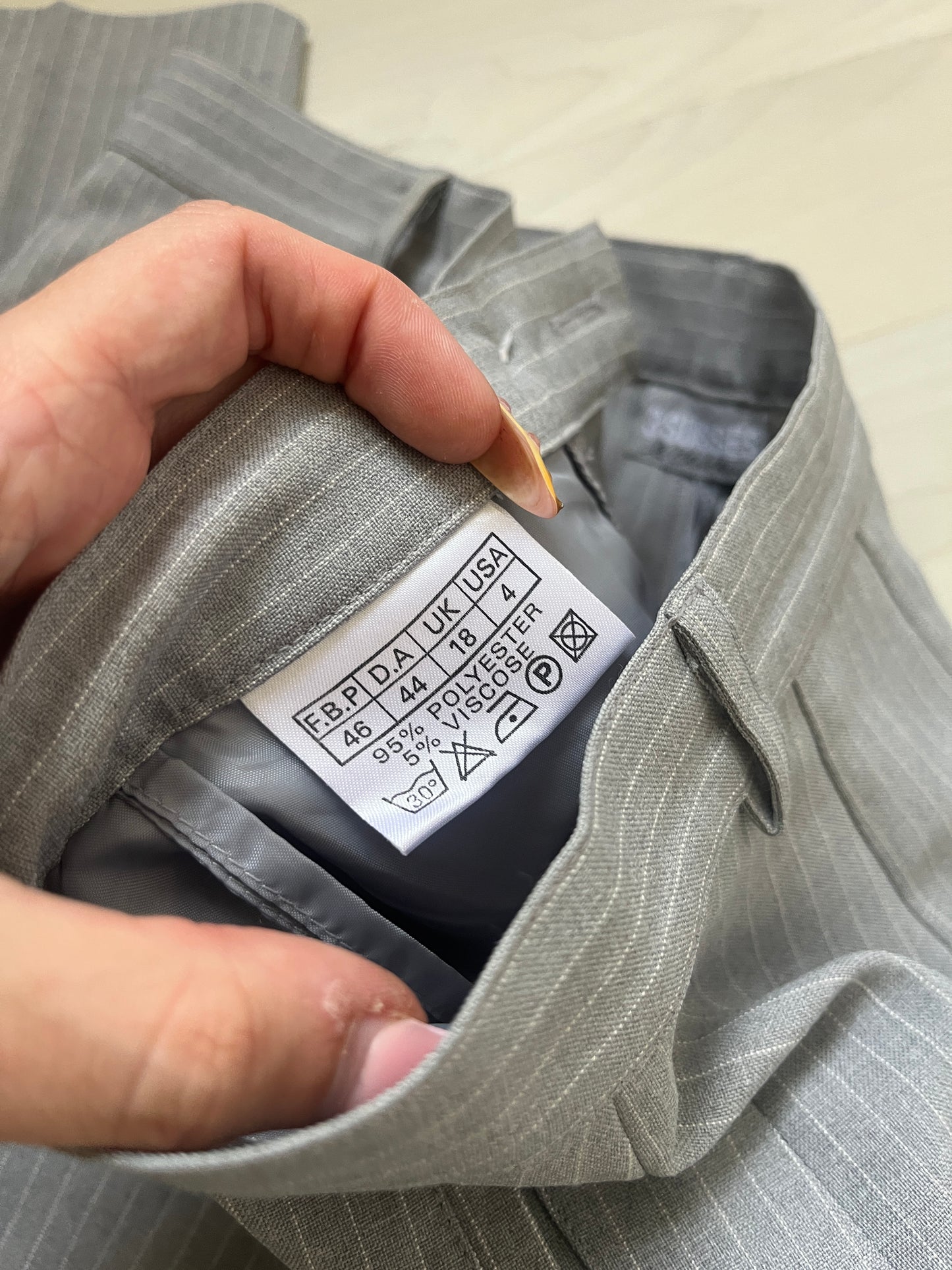 Pantalon à pinces gris et rayures blanches - 42