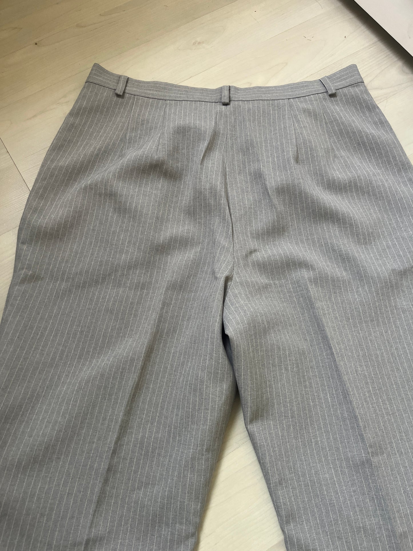 Pantalon à pinces gris et rayures blanches - 42
