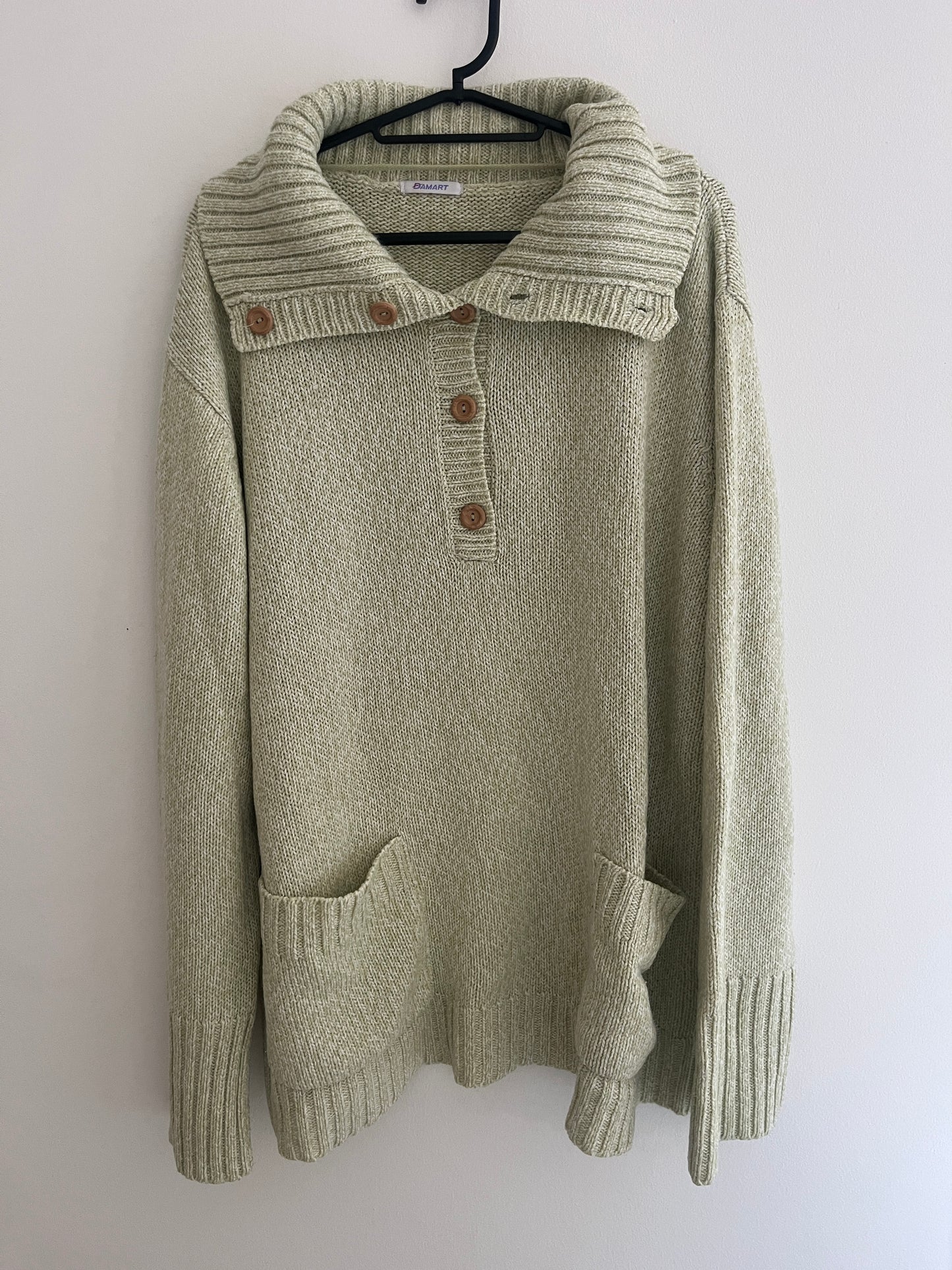 Pull en maille vert avec poches, boutons et gros col Damart - 52
