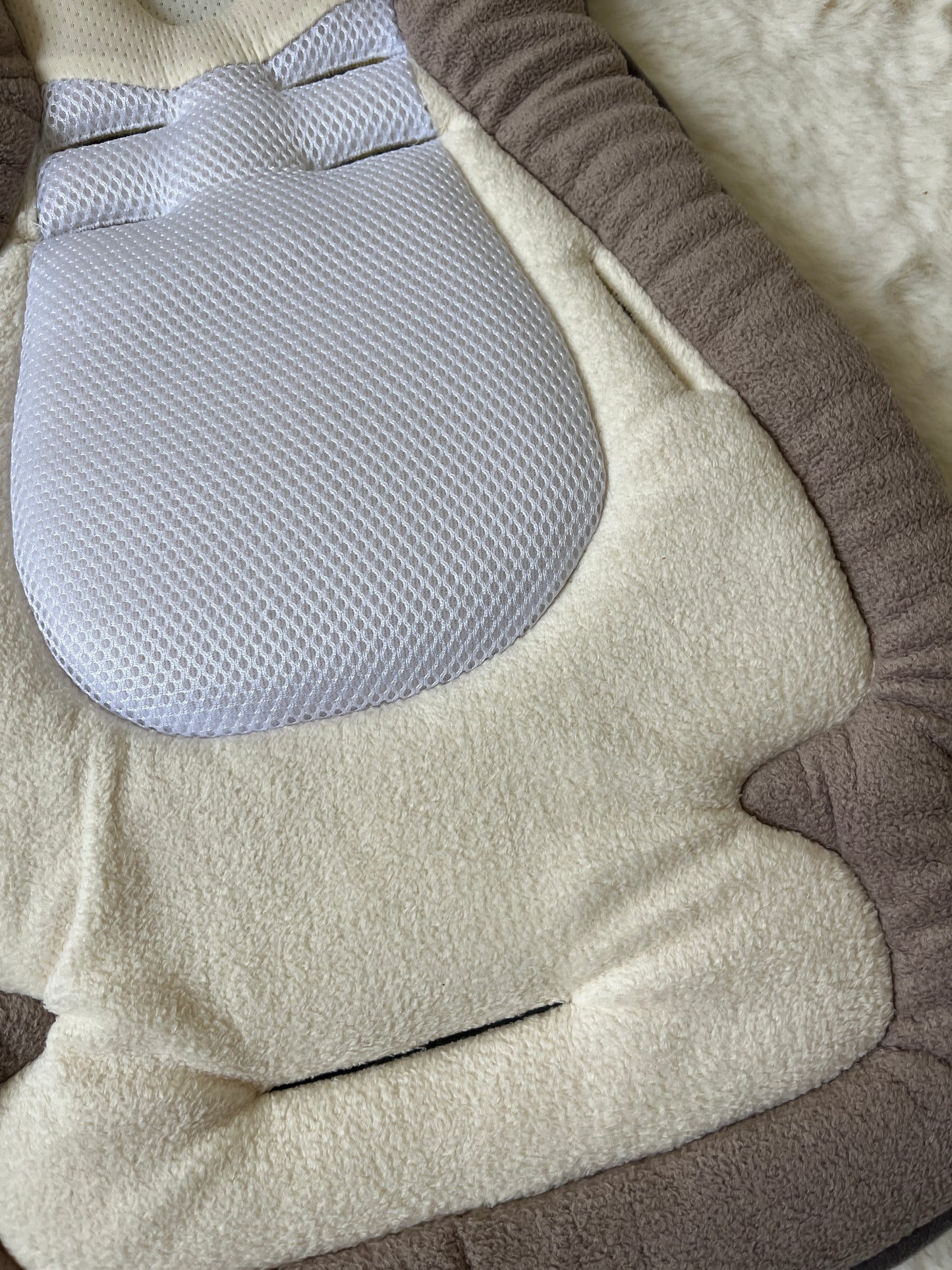 Coussin réducteur morphologique BabyMoov beige et marron