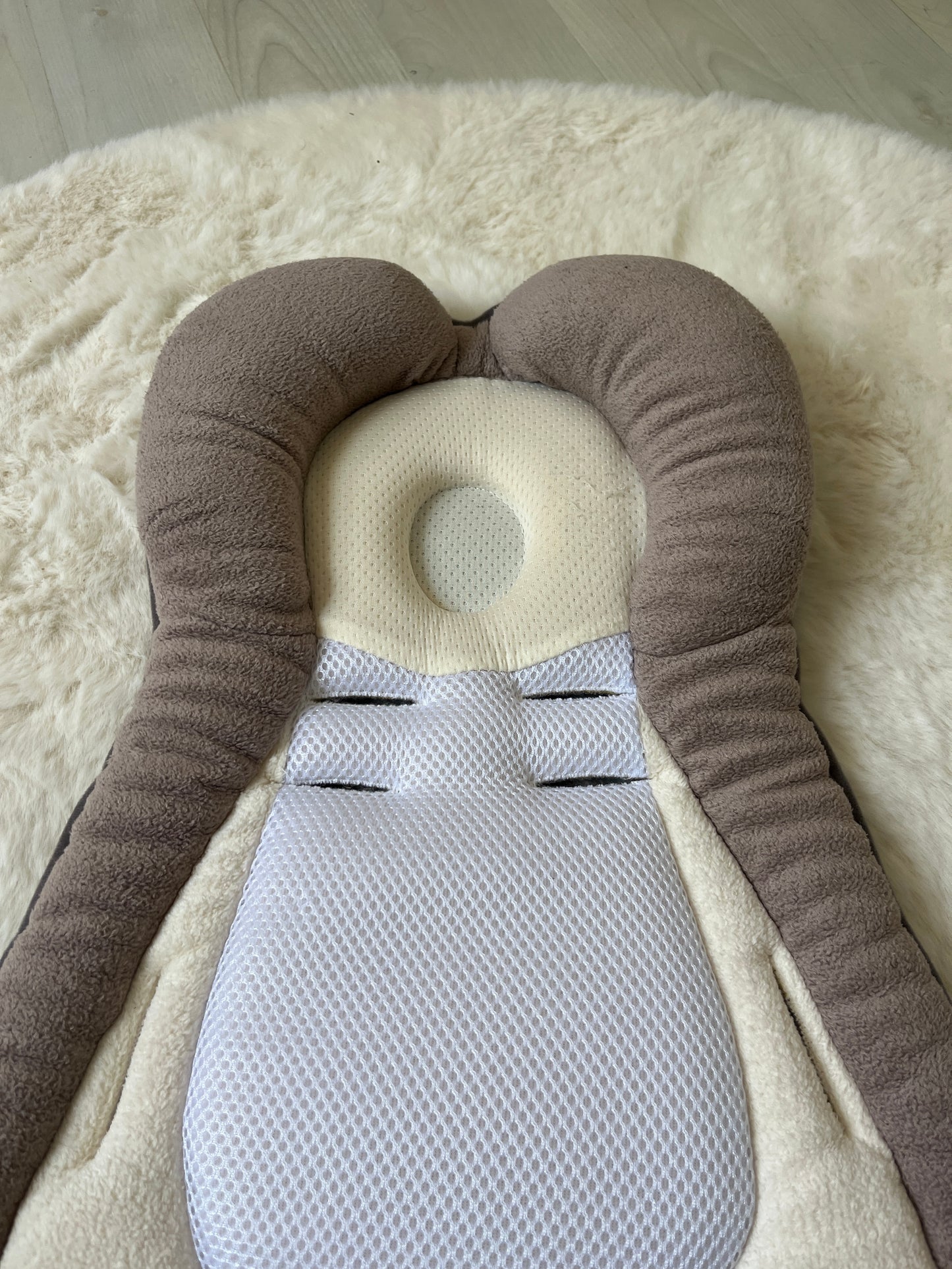 Coussin réducteur morphologique BabyMoov beige et marron