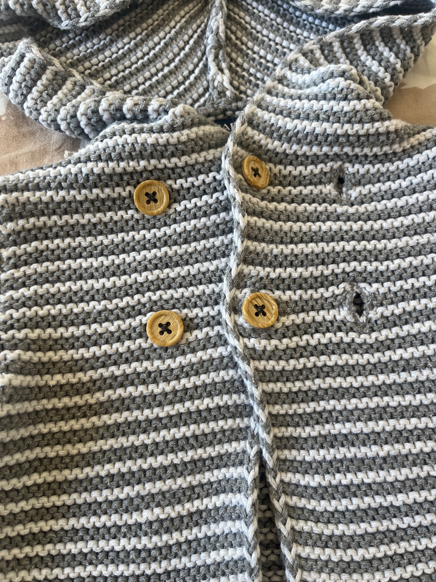 Gilet en maille gris et blanc à capuche - 1 mois