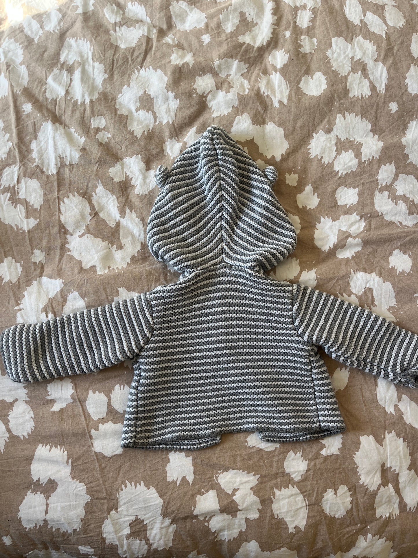 Gilet en maille gris et blanc à capuche - 1 mois
