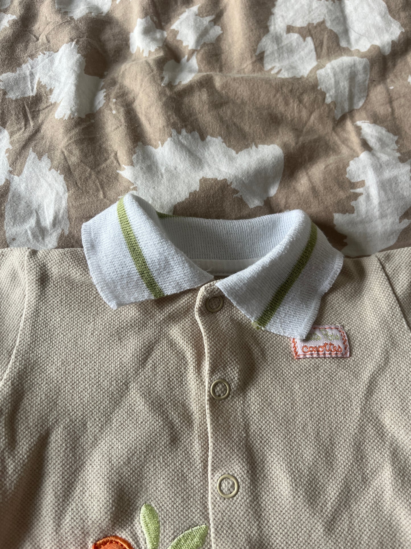 Barboteuse beige motifs carotte et lapin - 1 mois