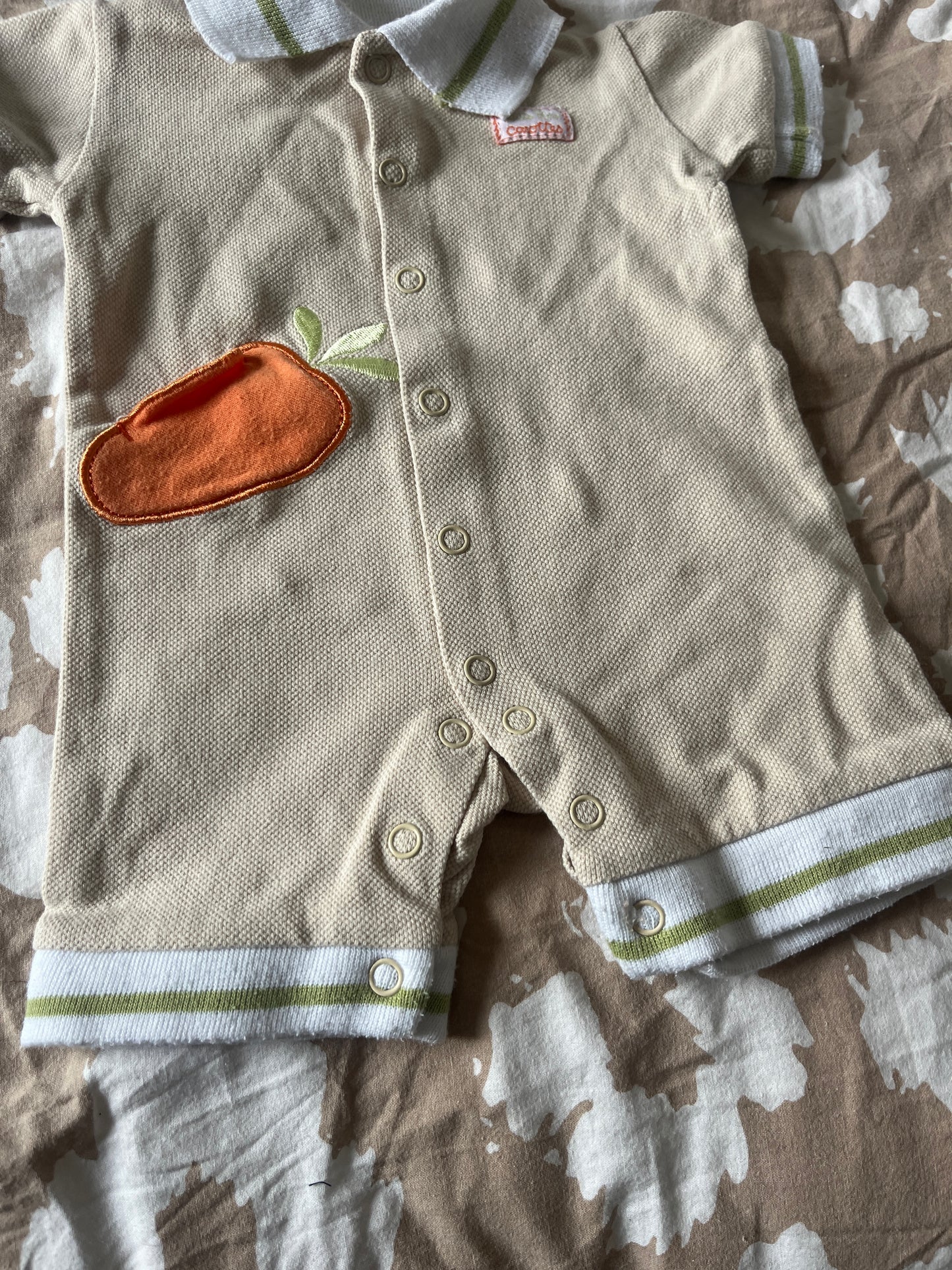 Barboteuse beige motifs carotte et lapin - 1 mois