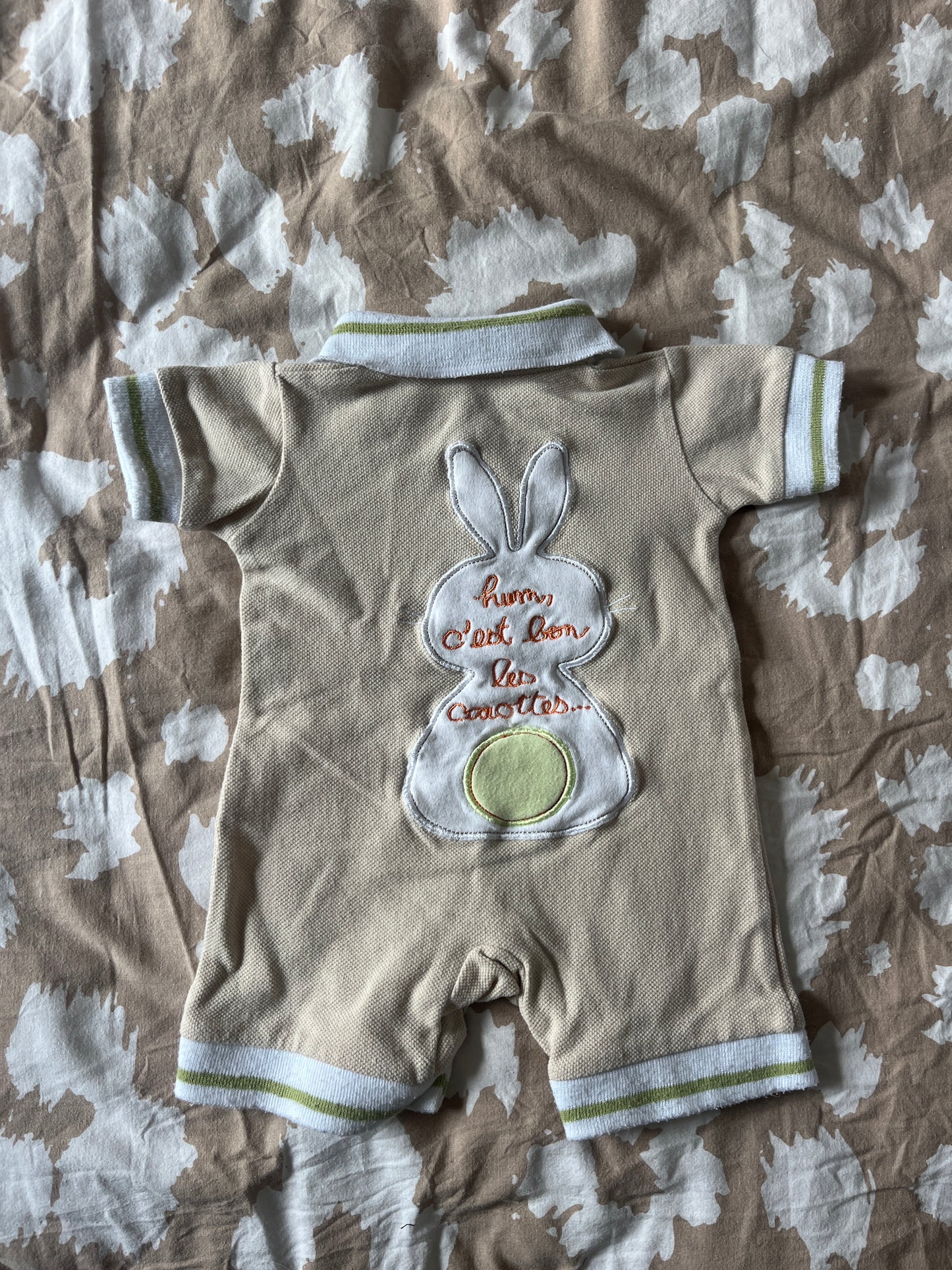 Barboteuse beige motifs carotte et lapin - 1 mois