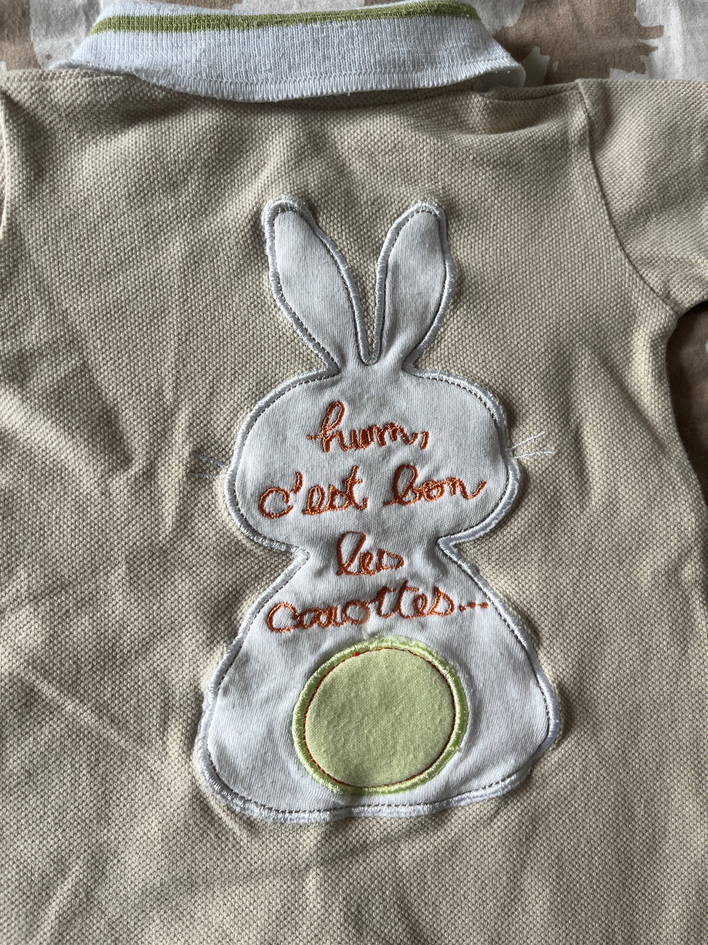 Barboteuse beige motifs carotte et lapin - 1 mois