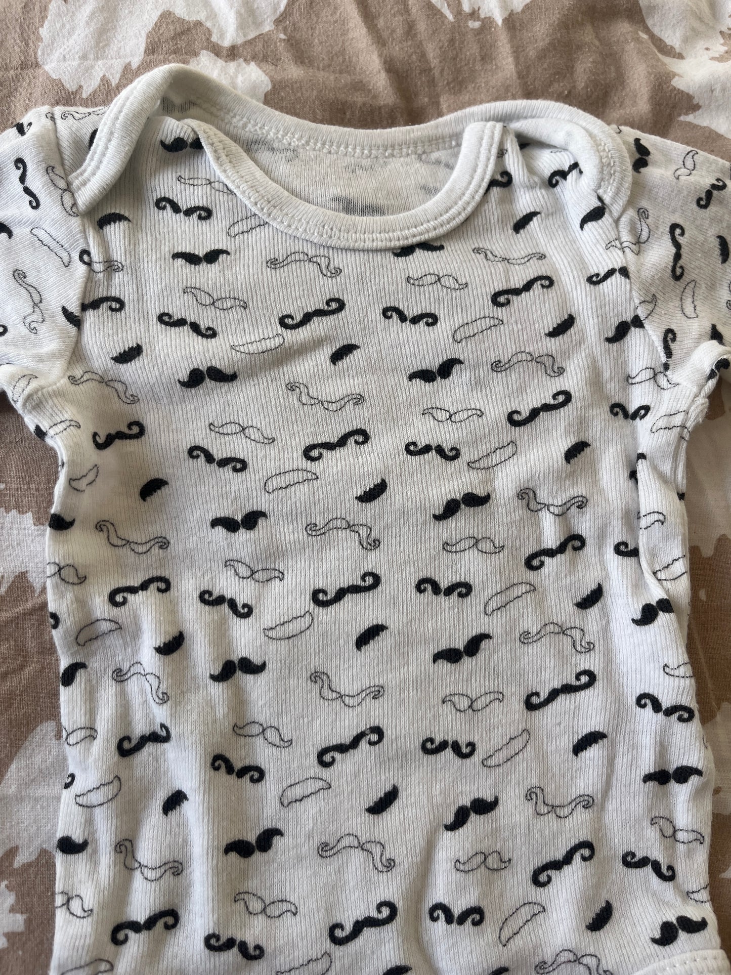 Body manches longues motifs moustaches - 3 mois