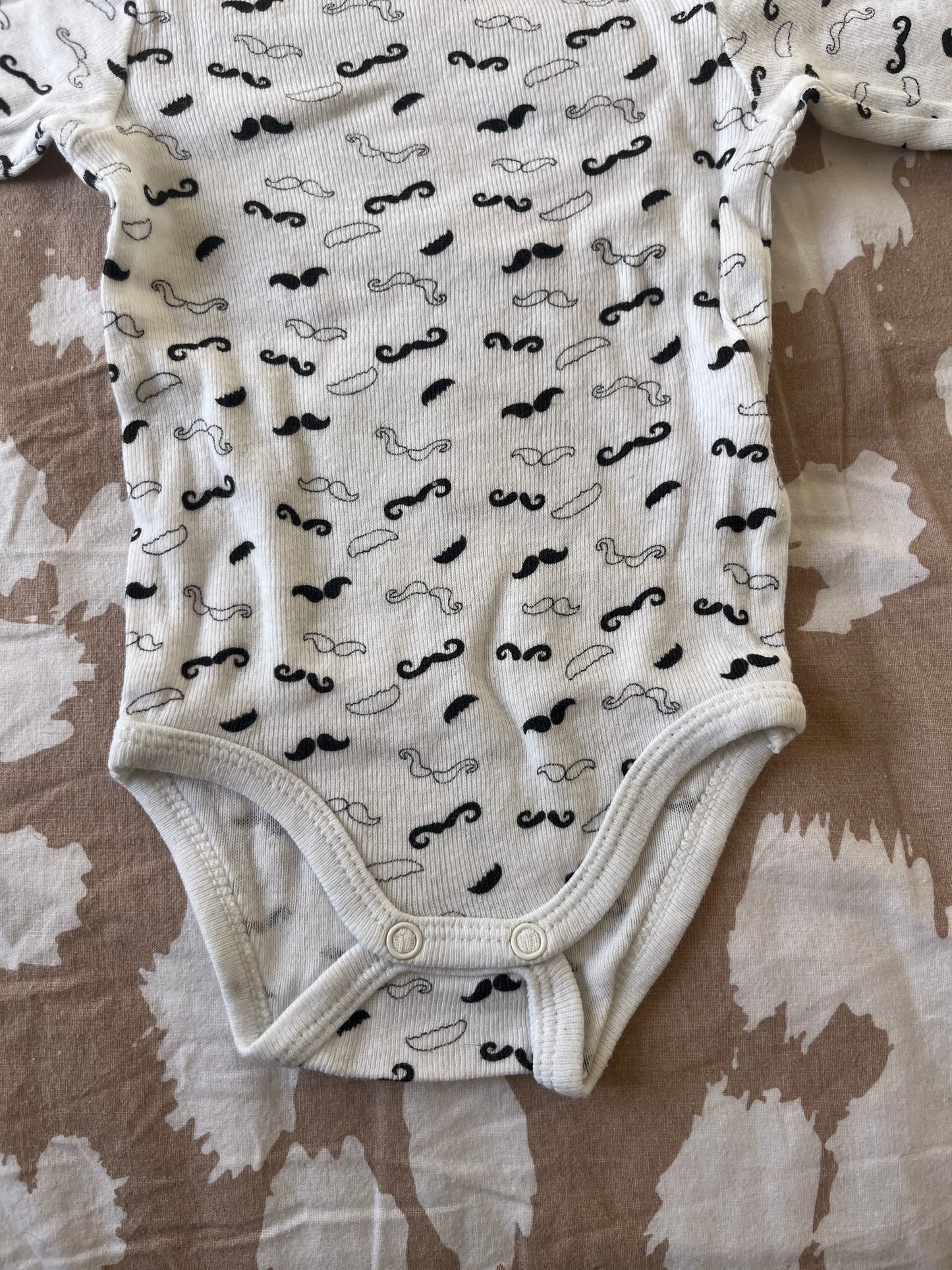 Body manches longues motifs moustaches - 3 mois