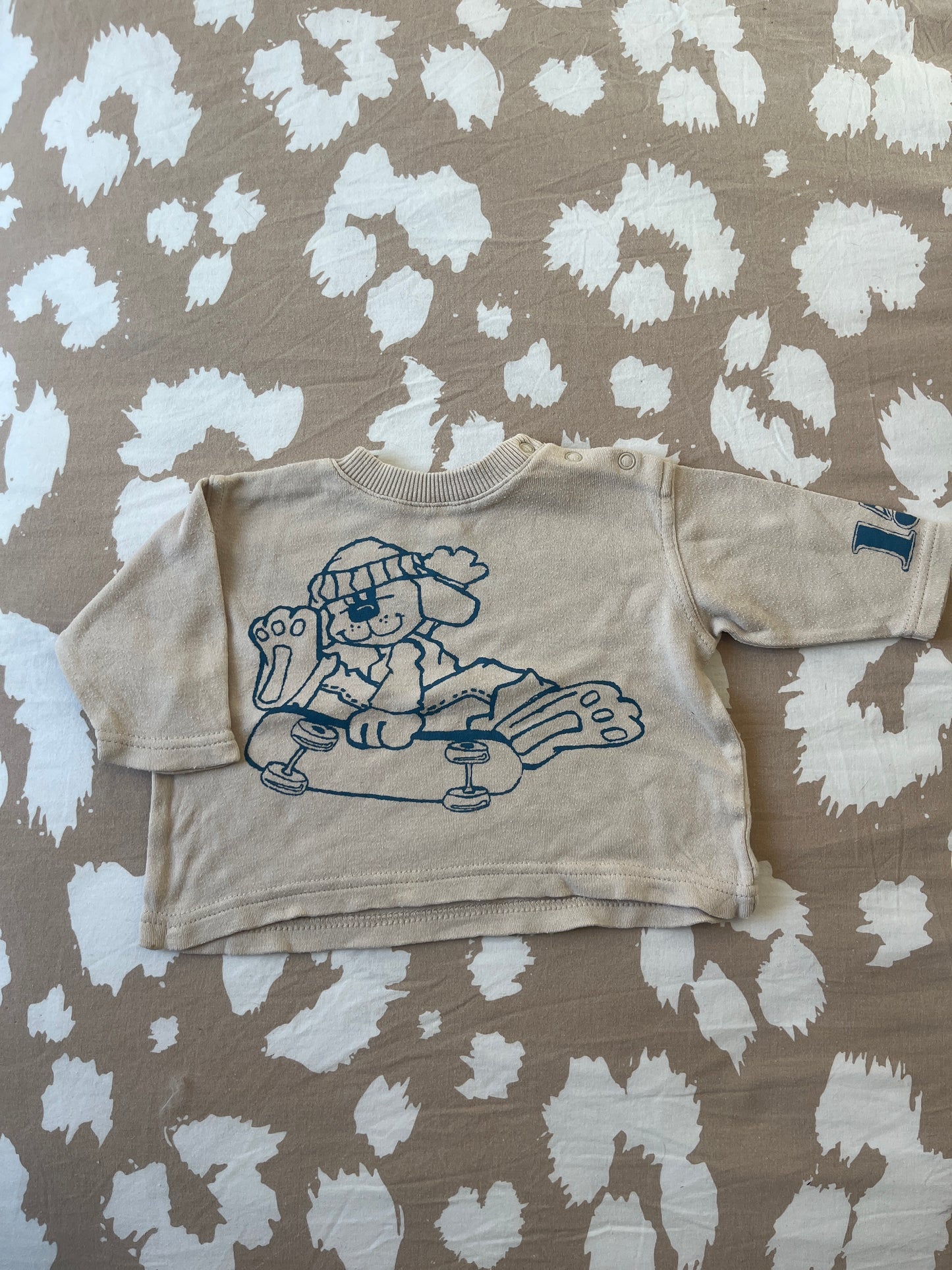 Pull à manches longues beige avec chien sur un skate (oversize) - 3 mois