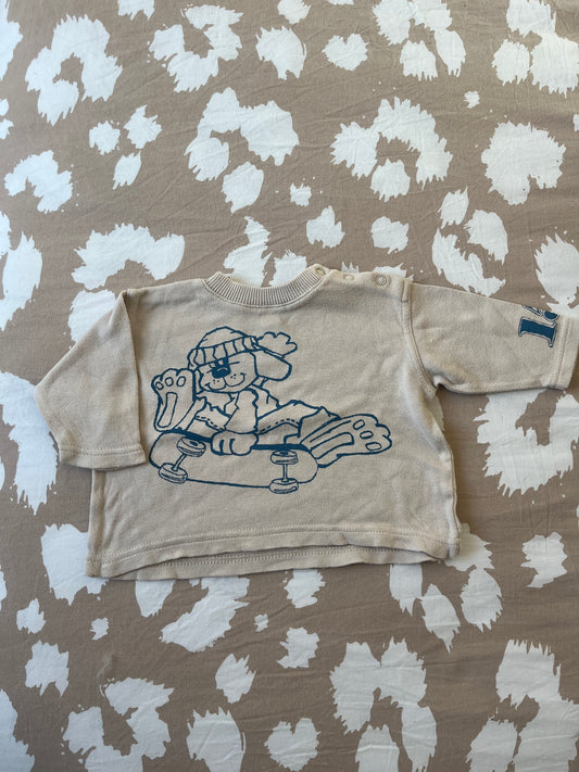 Pull à manches longues beige avec chien sur un skate (oversize) - 3 mois