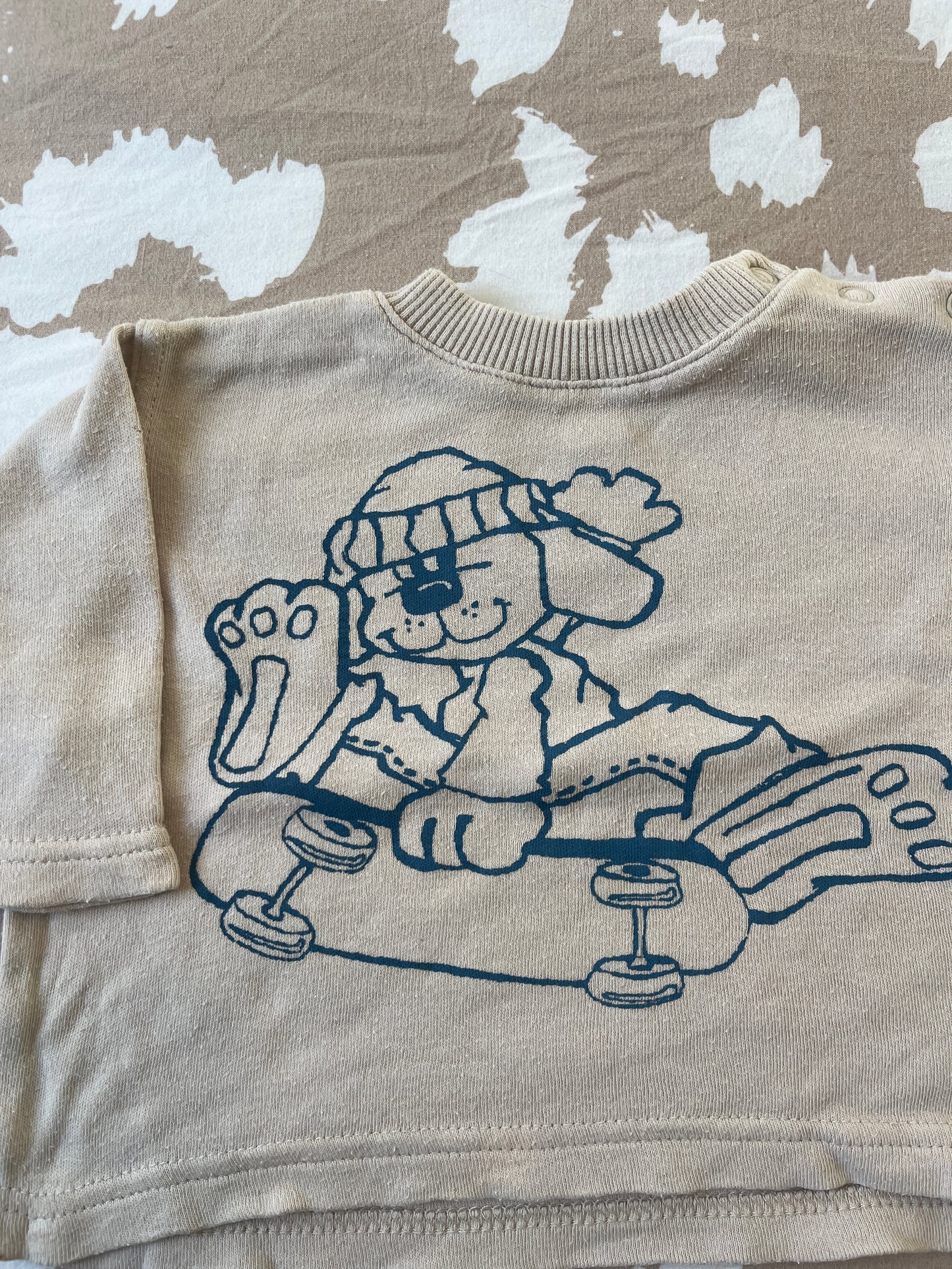 Pull à manches longues beige avec chien sur un skate (oversize) - 3 mois