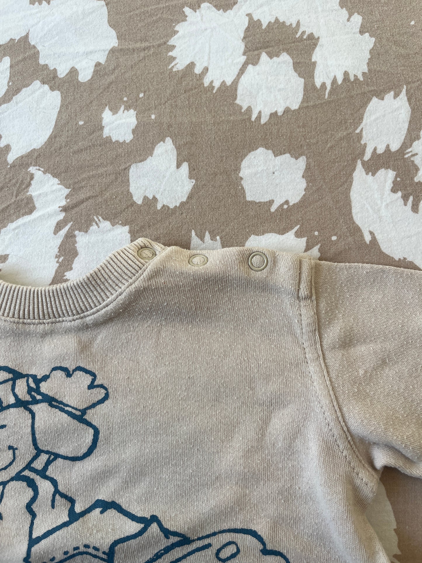 Pull à manches longues beige avec chien sur un skate (oversize) - 3 mois