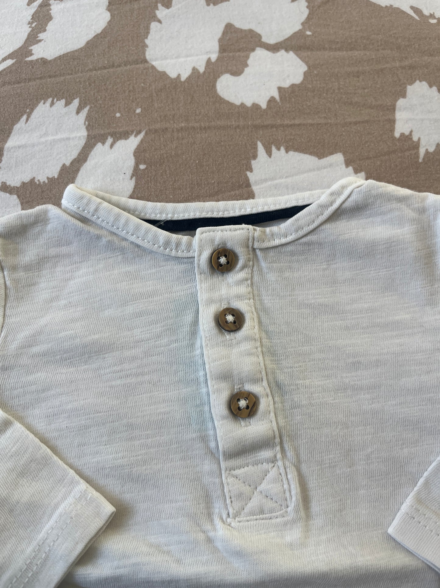 T-shirt à manches longues blanc avec boutons marrons - 3 mois