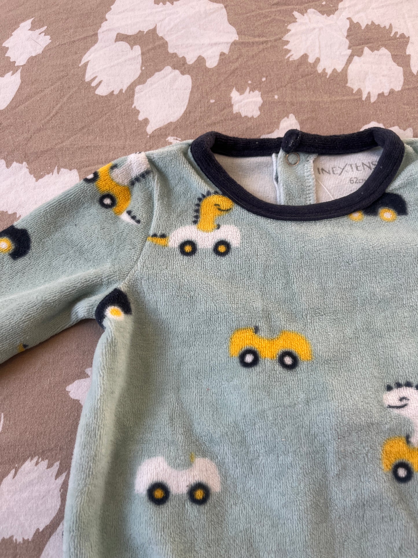 Pyjama en velours vert avec dinosaures et voitures - 3 mois