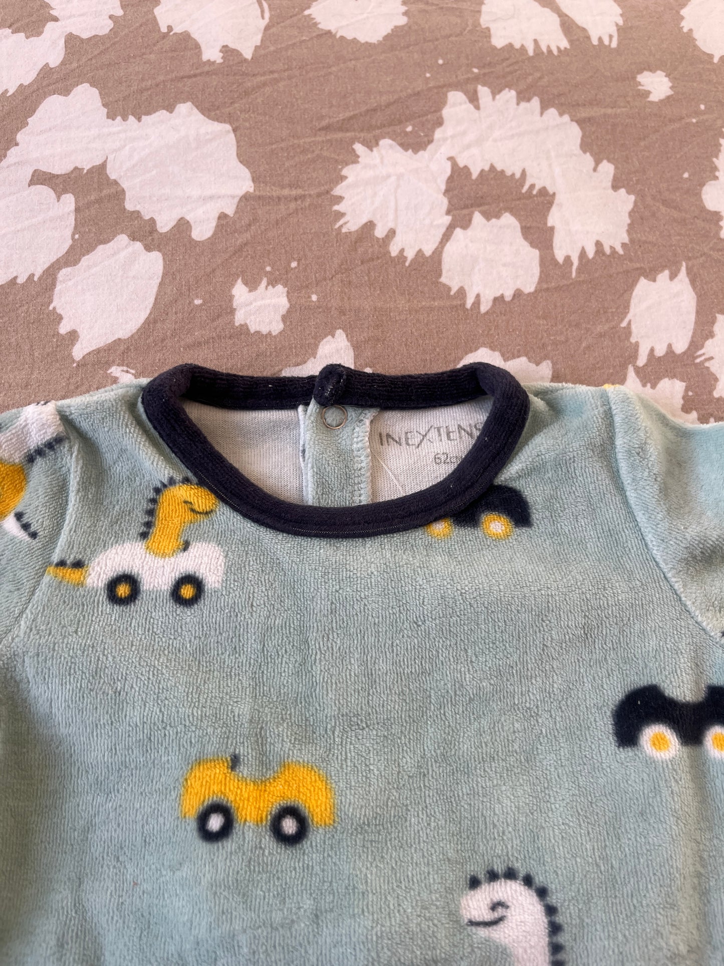 Pyjama en velours vert avec dinosaures et voitures - 3 mois