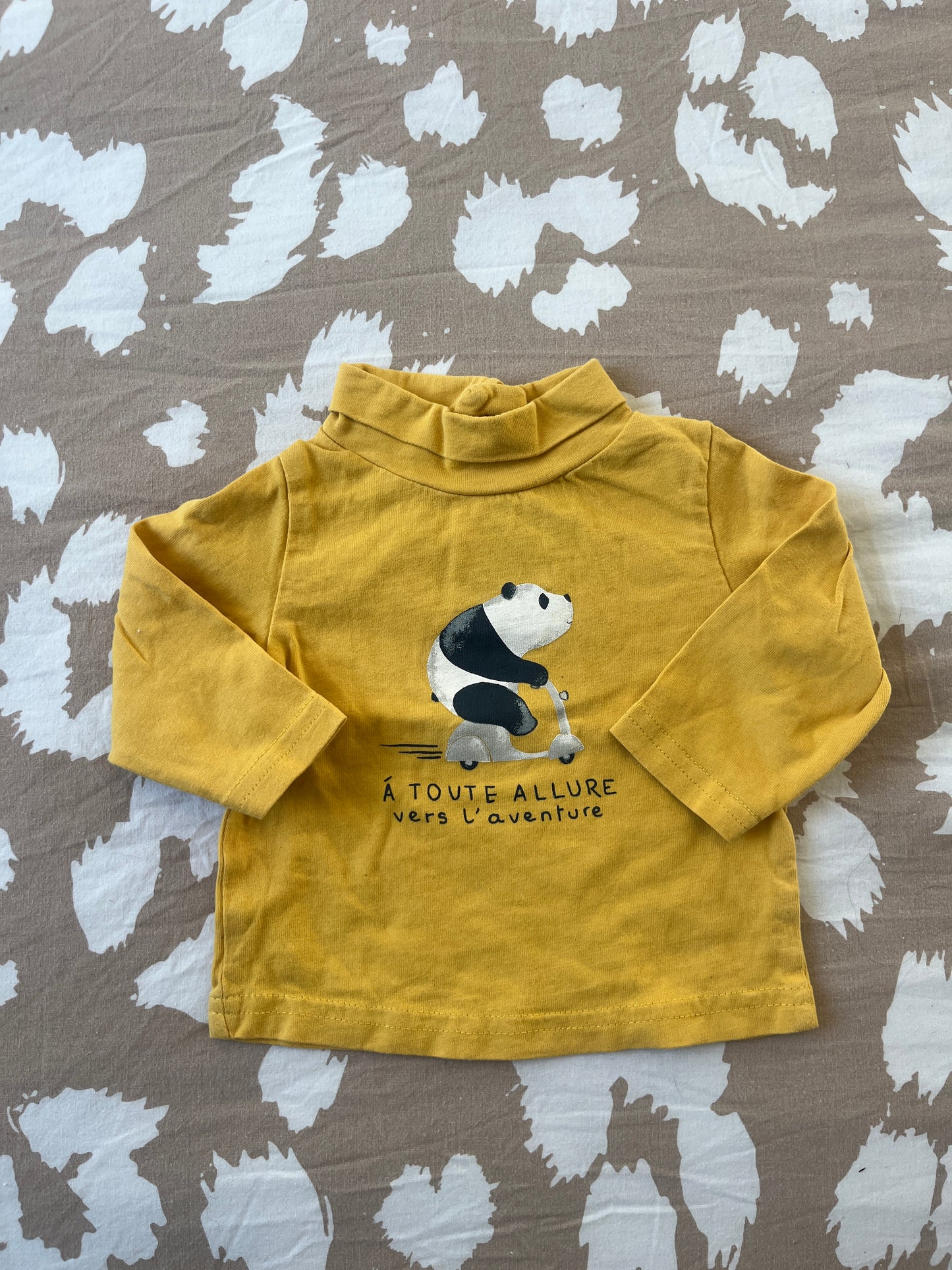 T-shirt à manches longues jaune avec col roulé « à toute allure vers l’aventure » - 3 mois